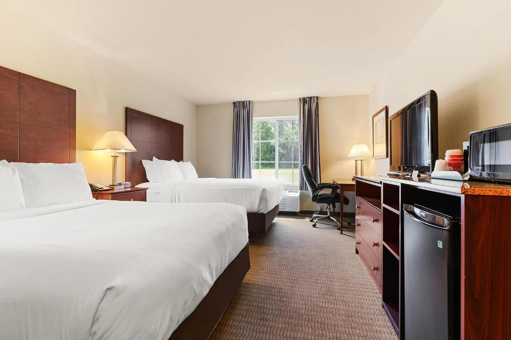 Bed in Cobblestone Hotel & Suites - Knoxville