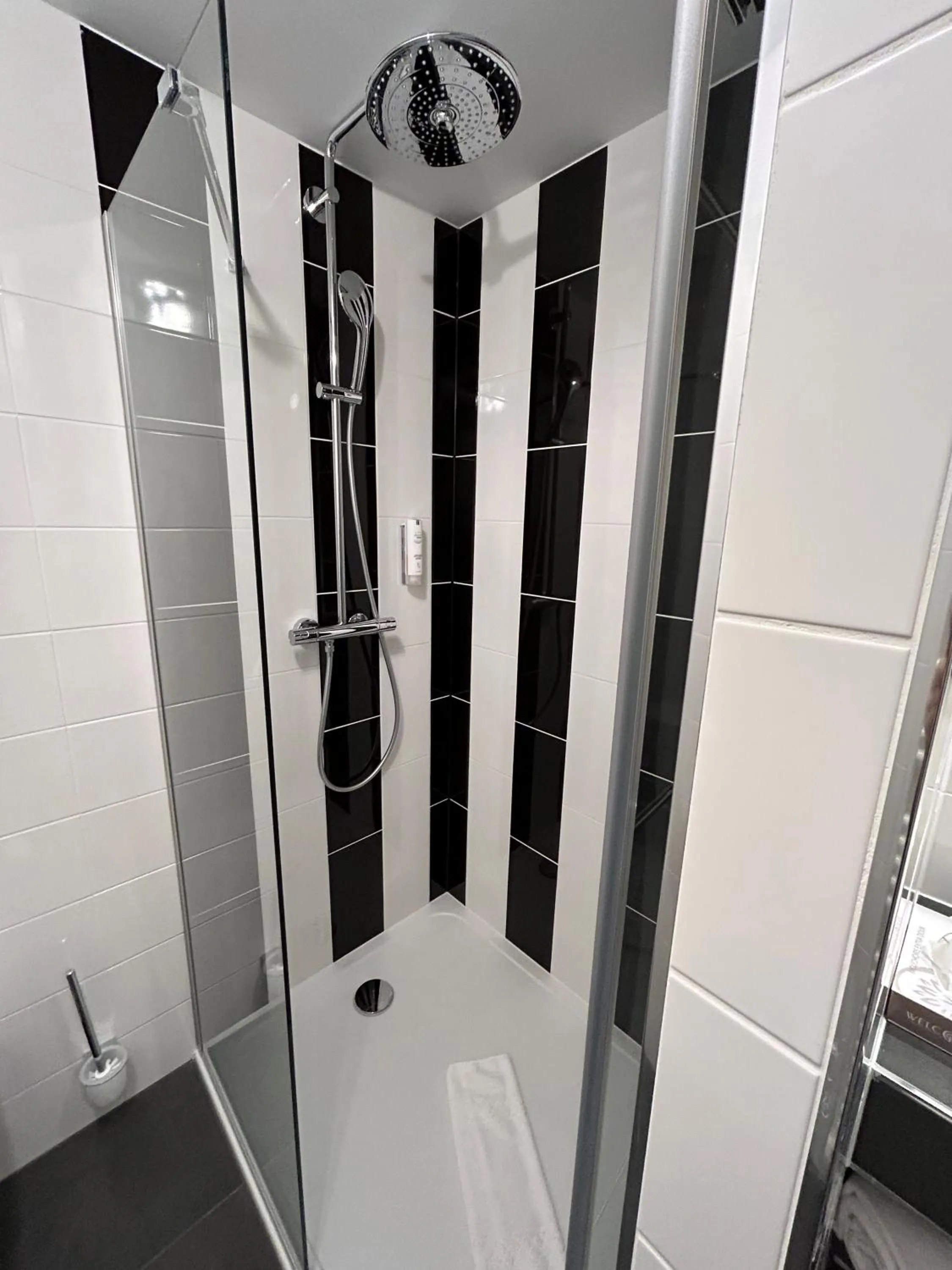 Bathroom in Hôtel Le Bristol Strasbourg Gare