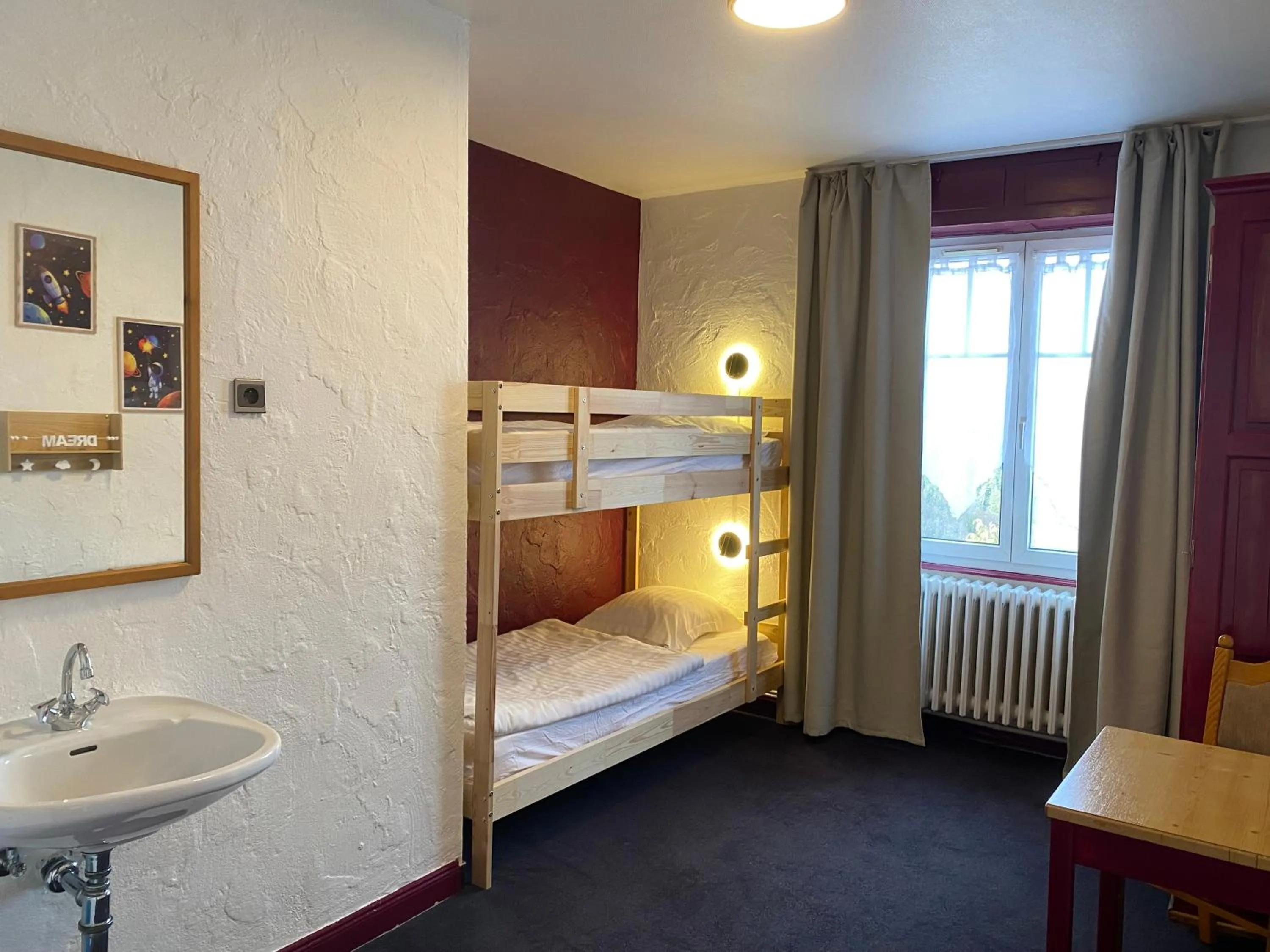 bunk bed, Bed in Logis Hôtel-Restaurant Aux Trois Roses