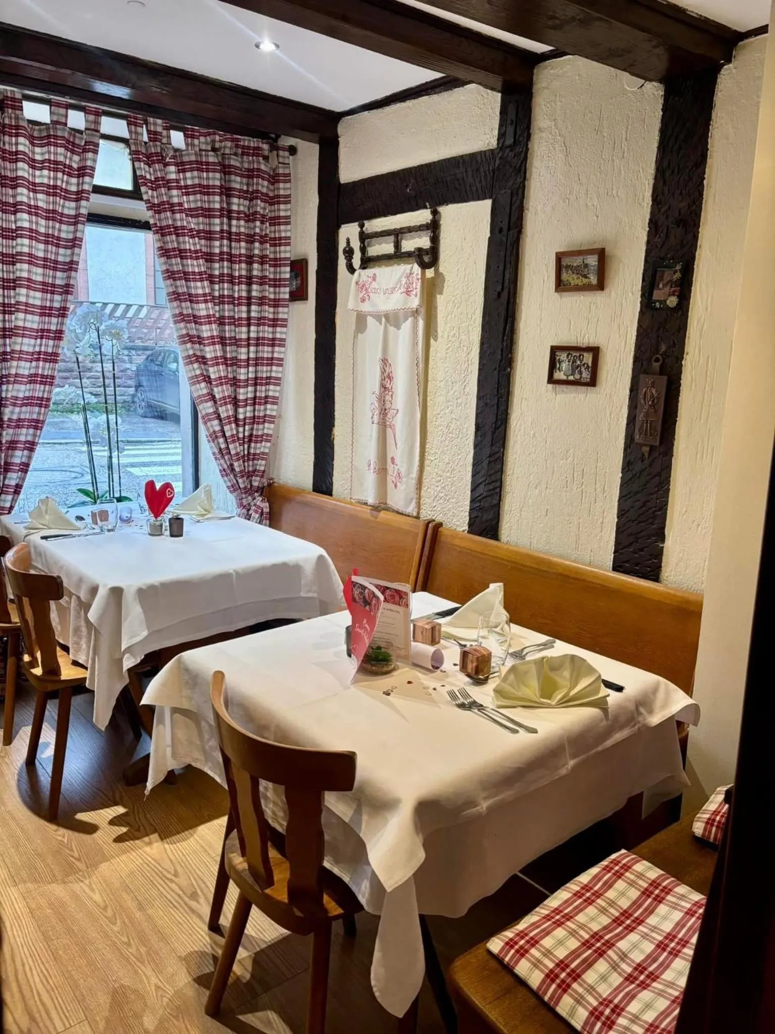 Restaurant/places to eat, Bed in Logis Hôtel-Restaurant Aux Trois Roses