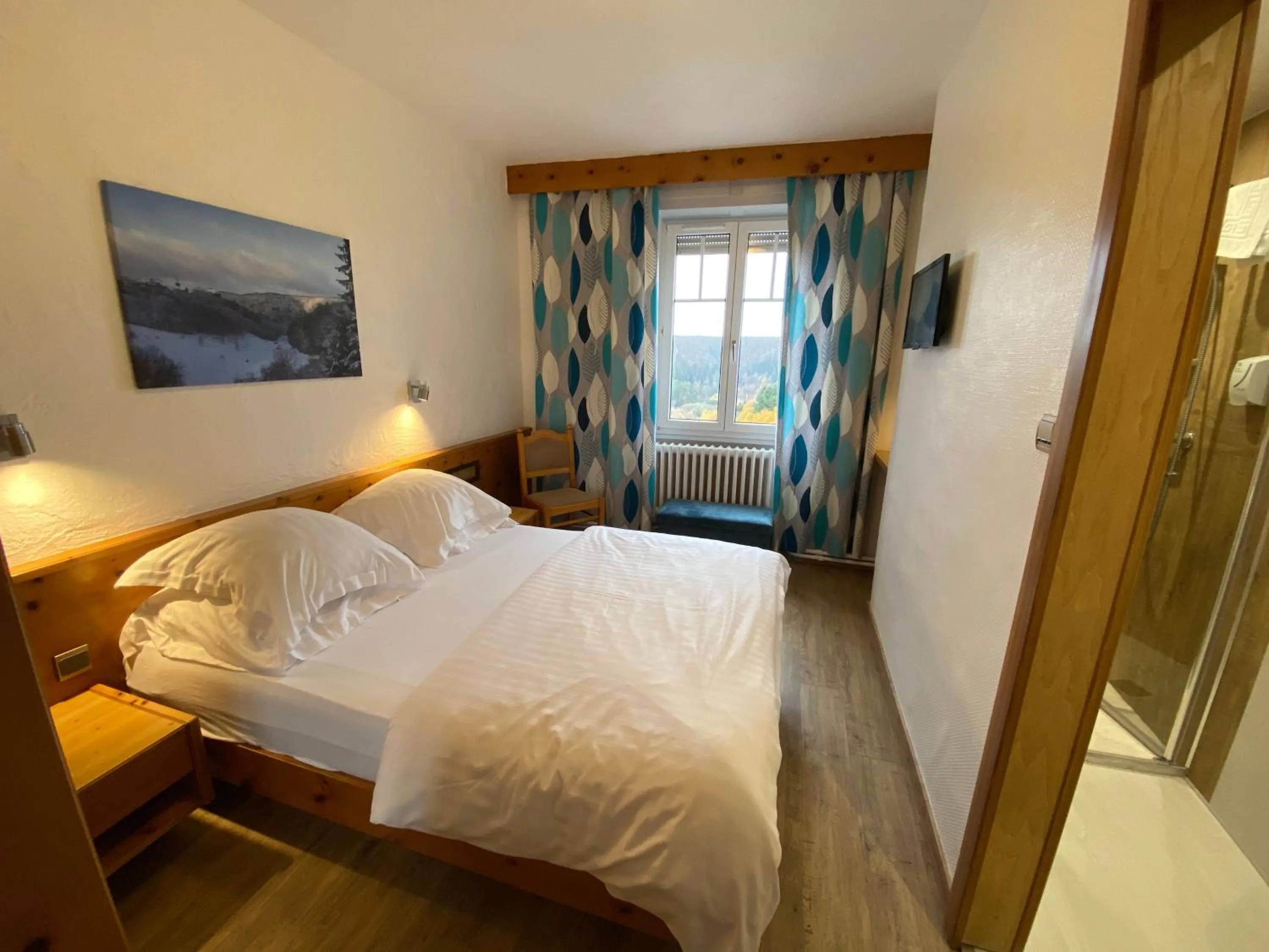 Bed in Logis Hôtel-Restaurant Aux Trois Roses