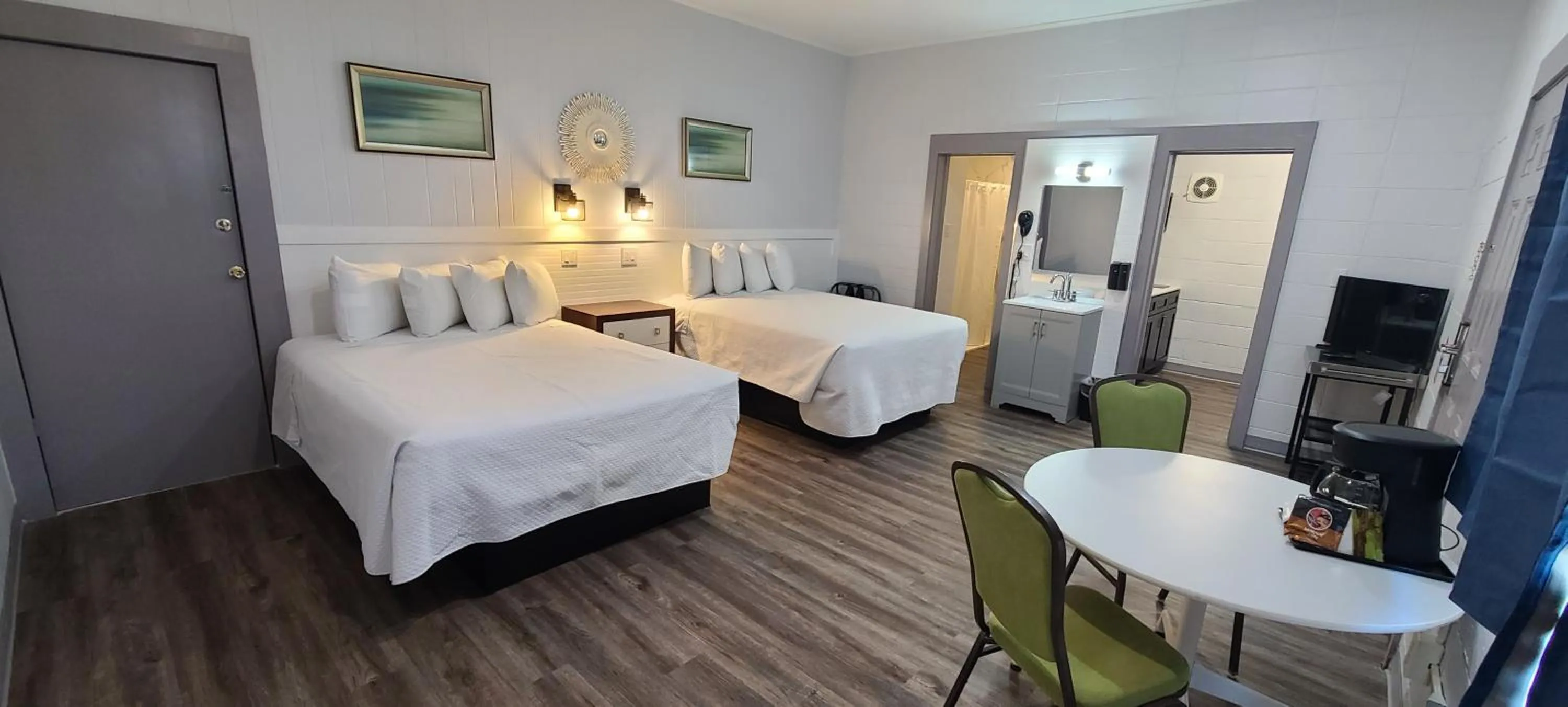 View (from property/room), Bed in Outer Banks Motor Lodge