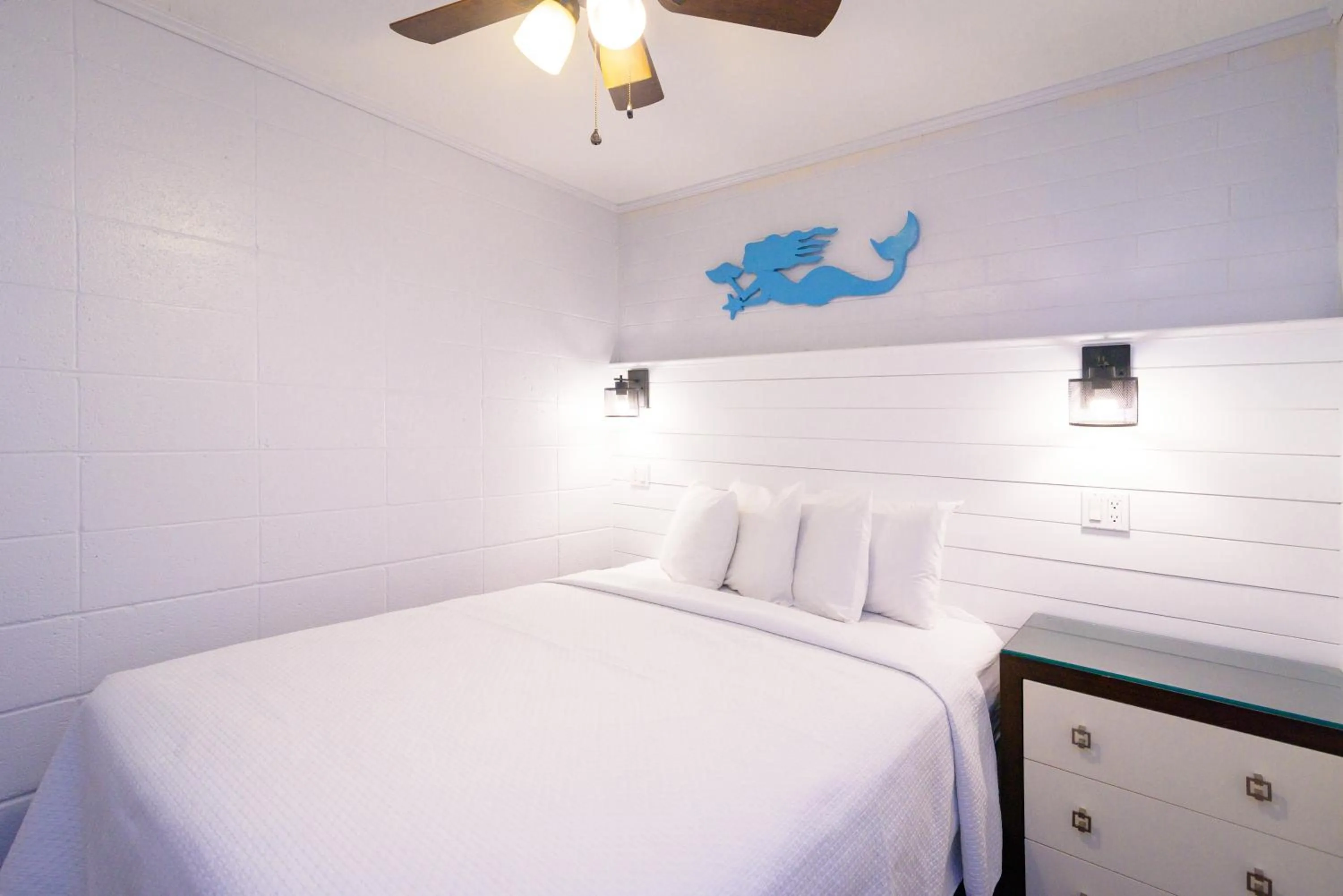 Bed in Outer Banks Motor Lodge