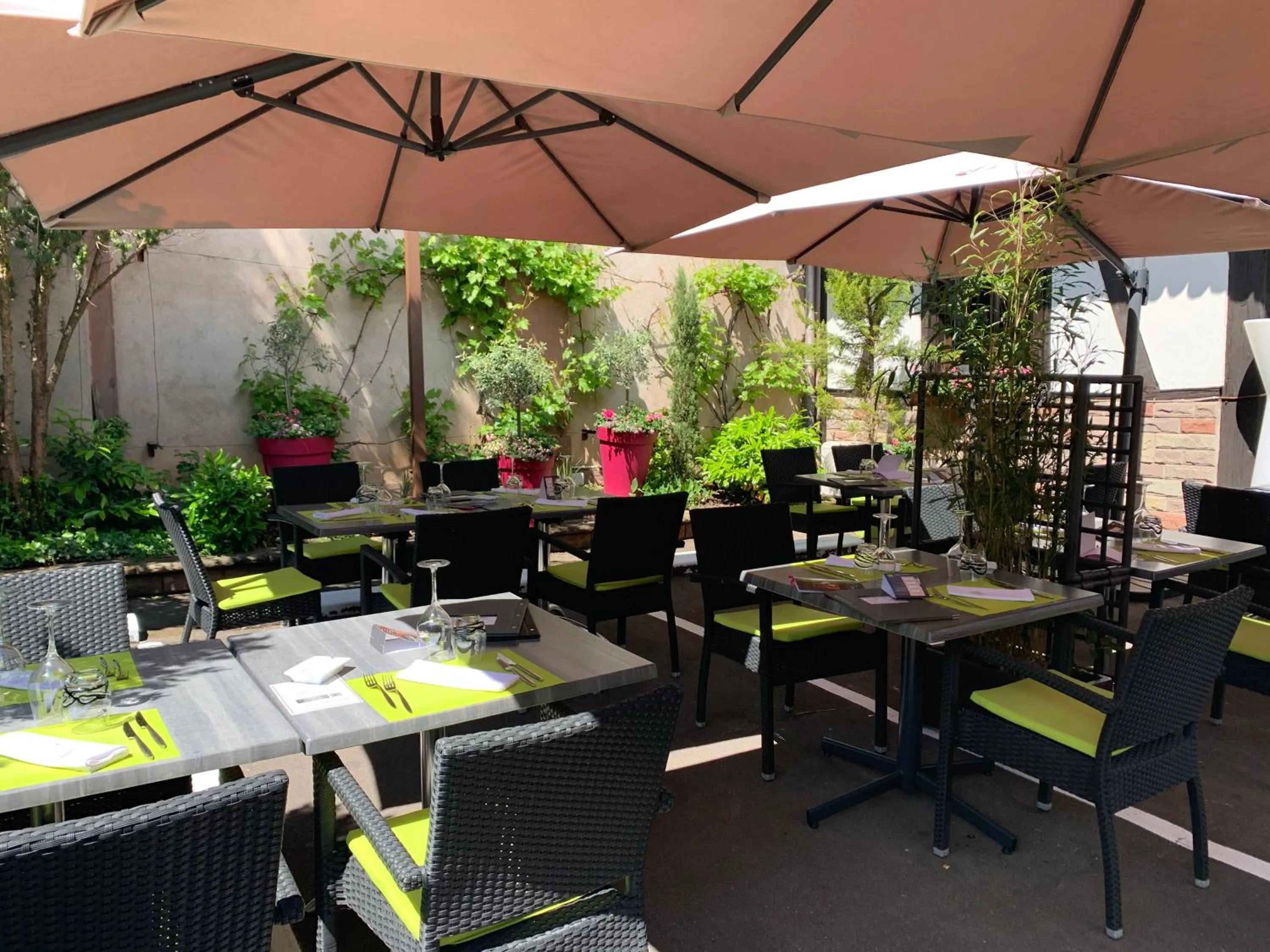 Patio in Hôtel Restaurant Au Boeuf