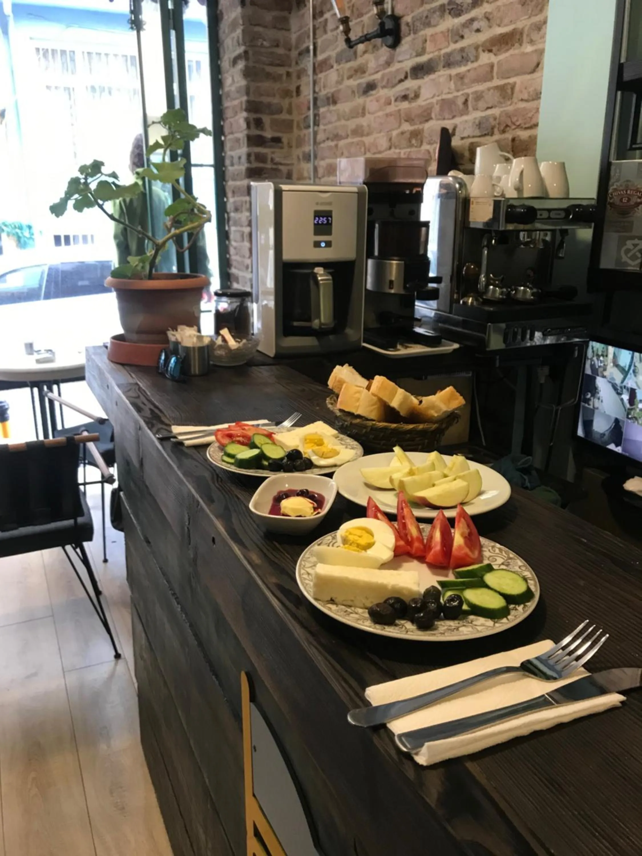 Breakfast in YOLO Hostel