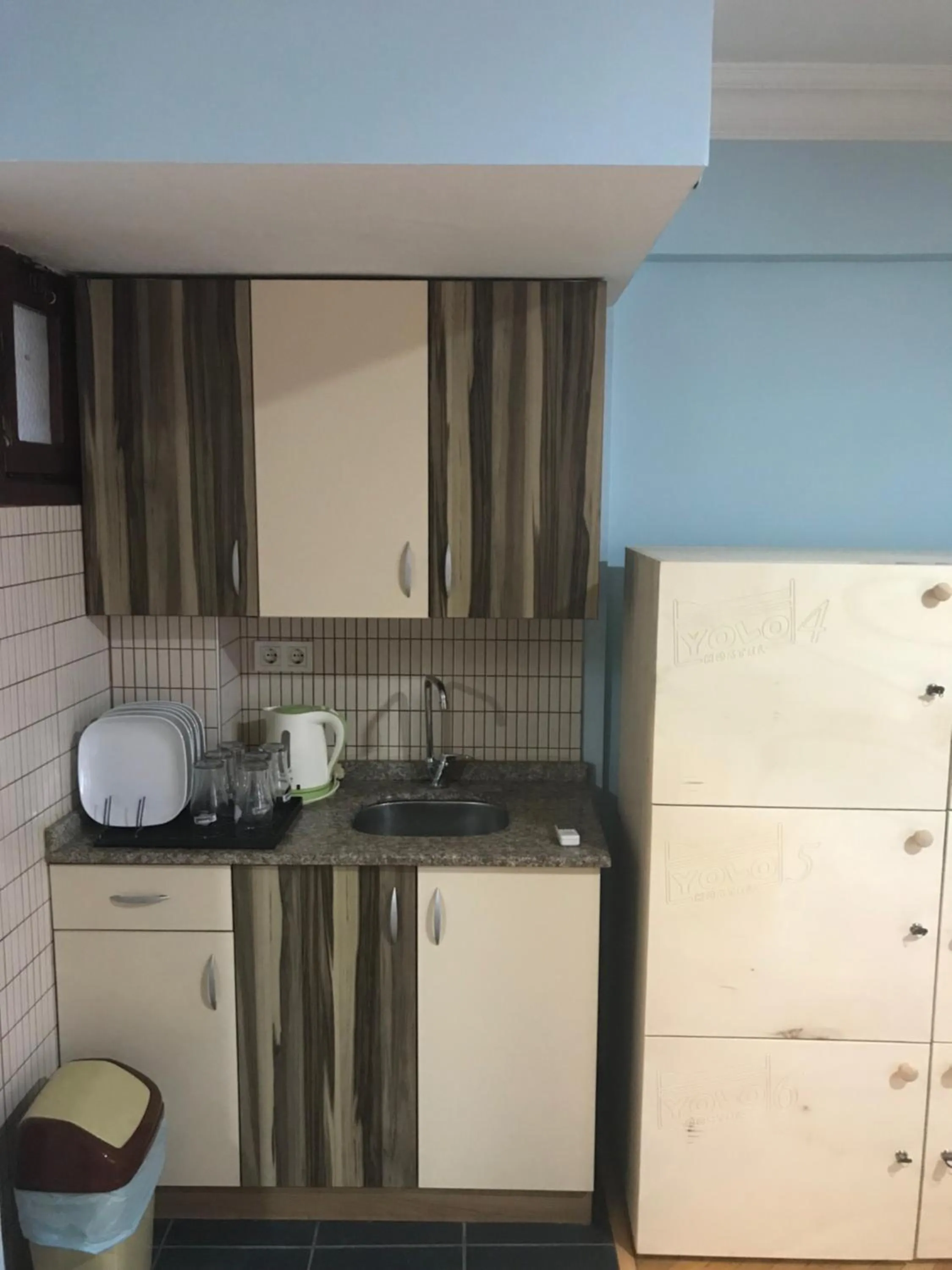Kitchen or kitchenette in YOLO Hostel
