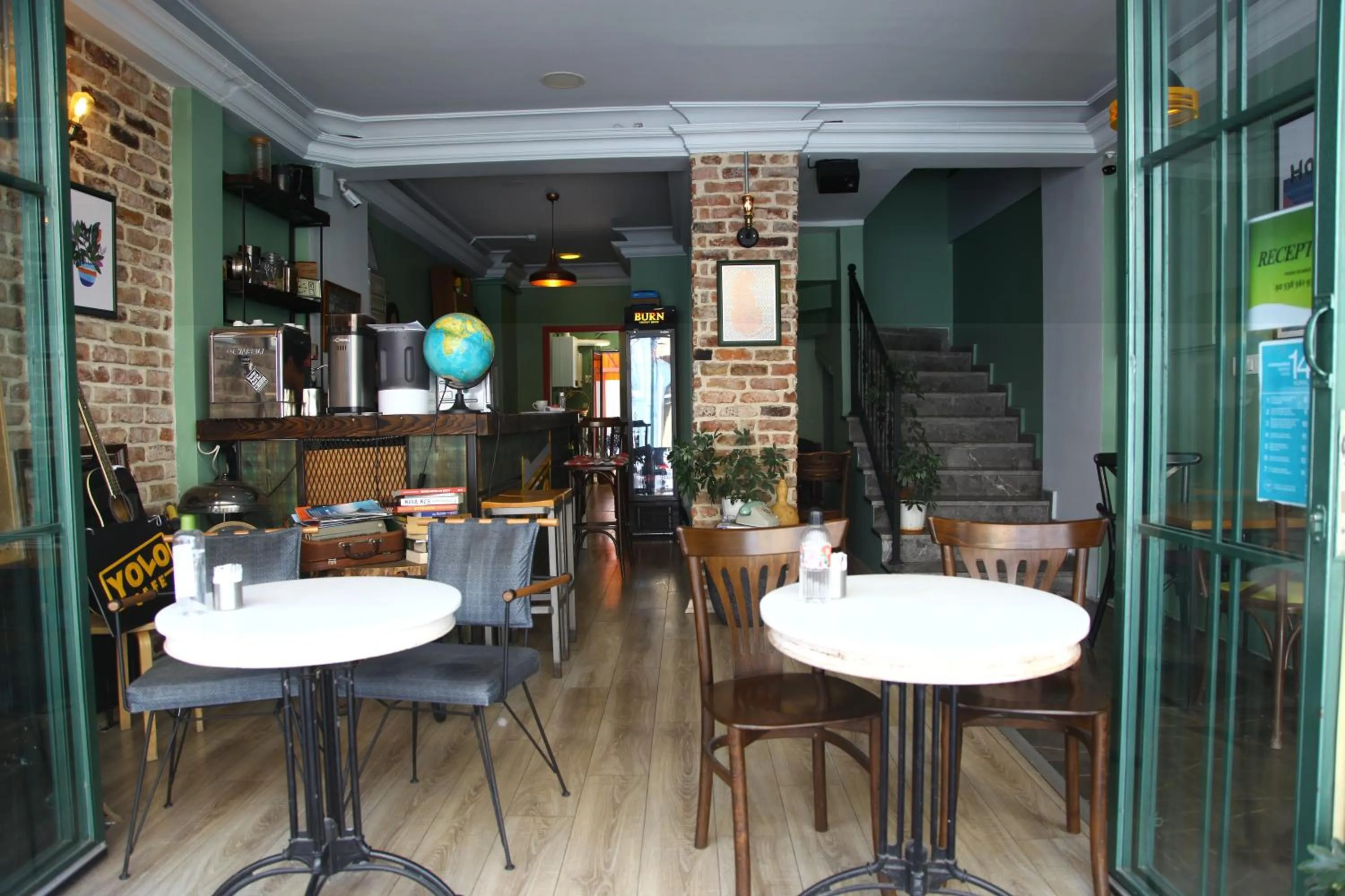 Lounge or bar in YOLO Hostel