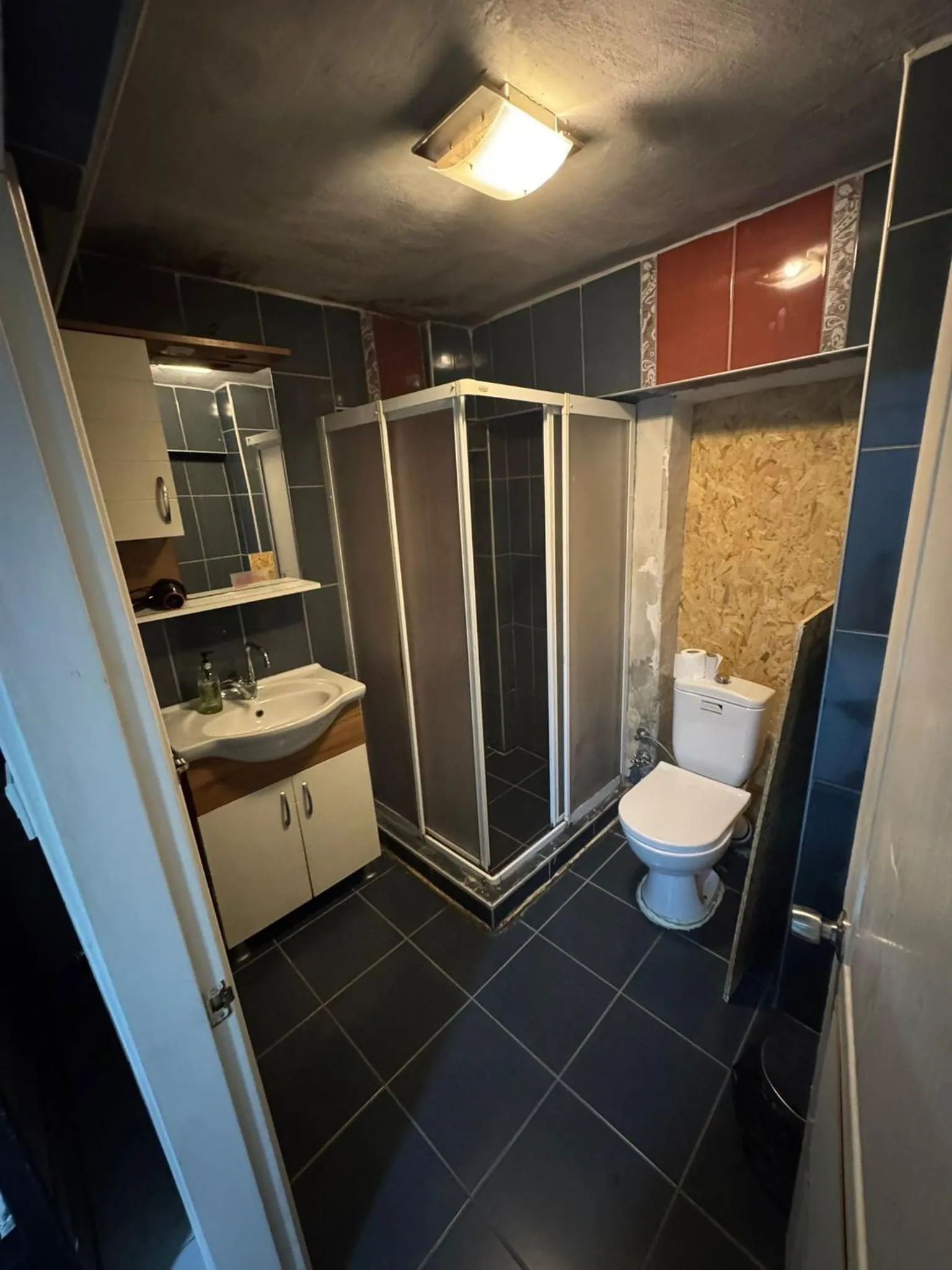 Shower in YOLO Hostel