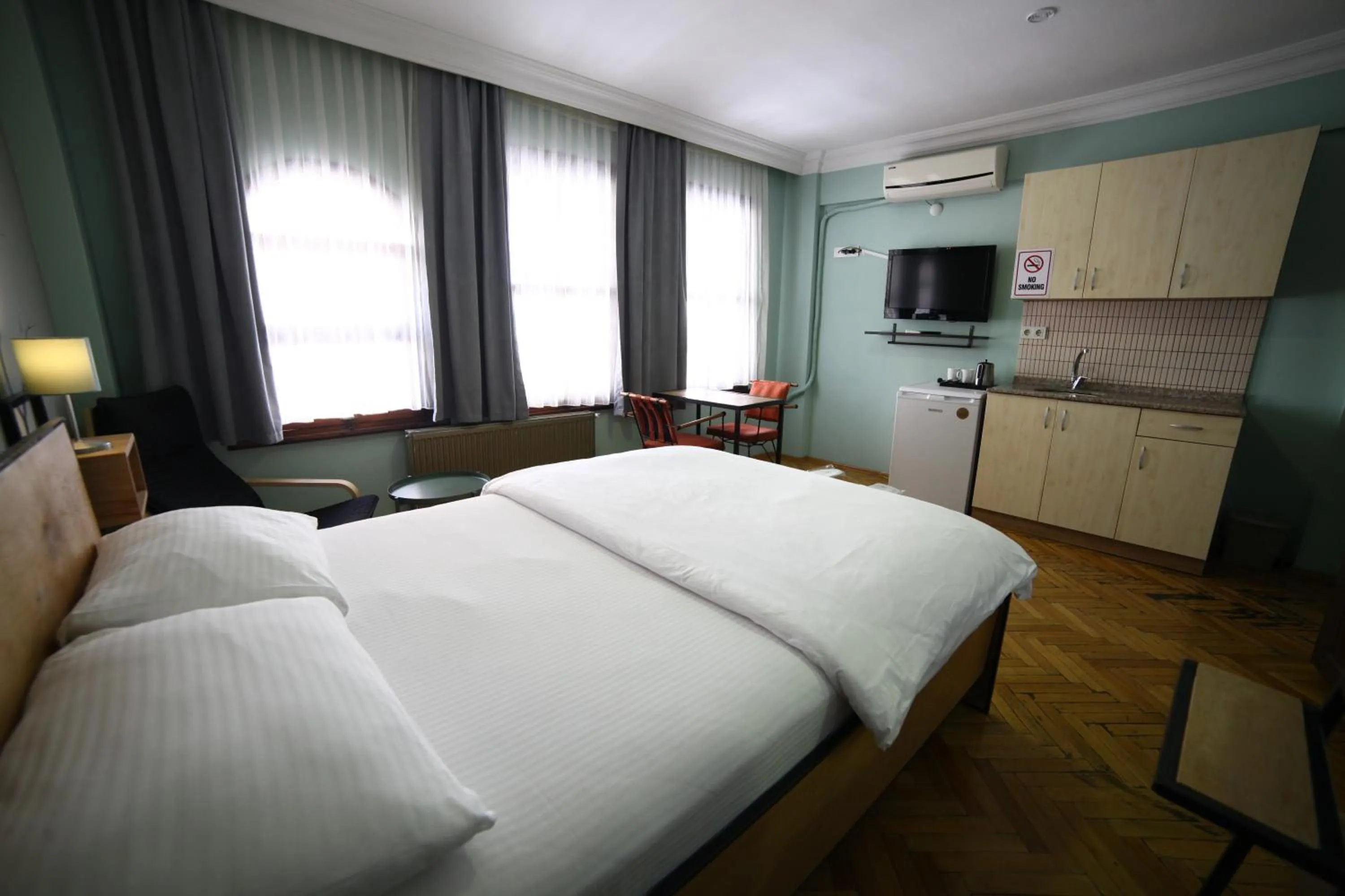 Bedroom, Bed in YOLO Hostel