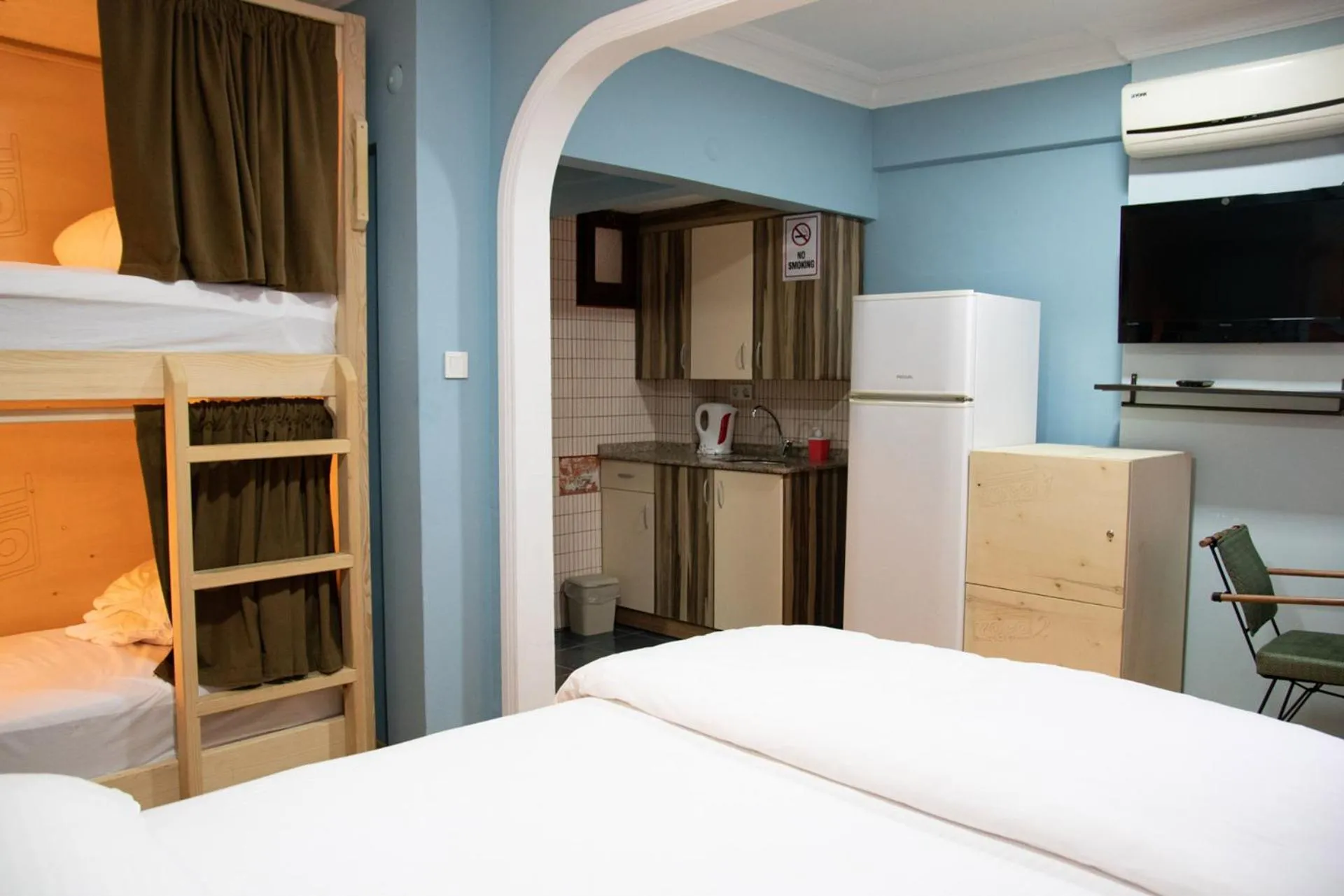 Bedroom, Bed in YOLO Hostel