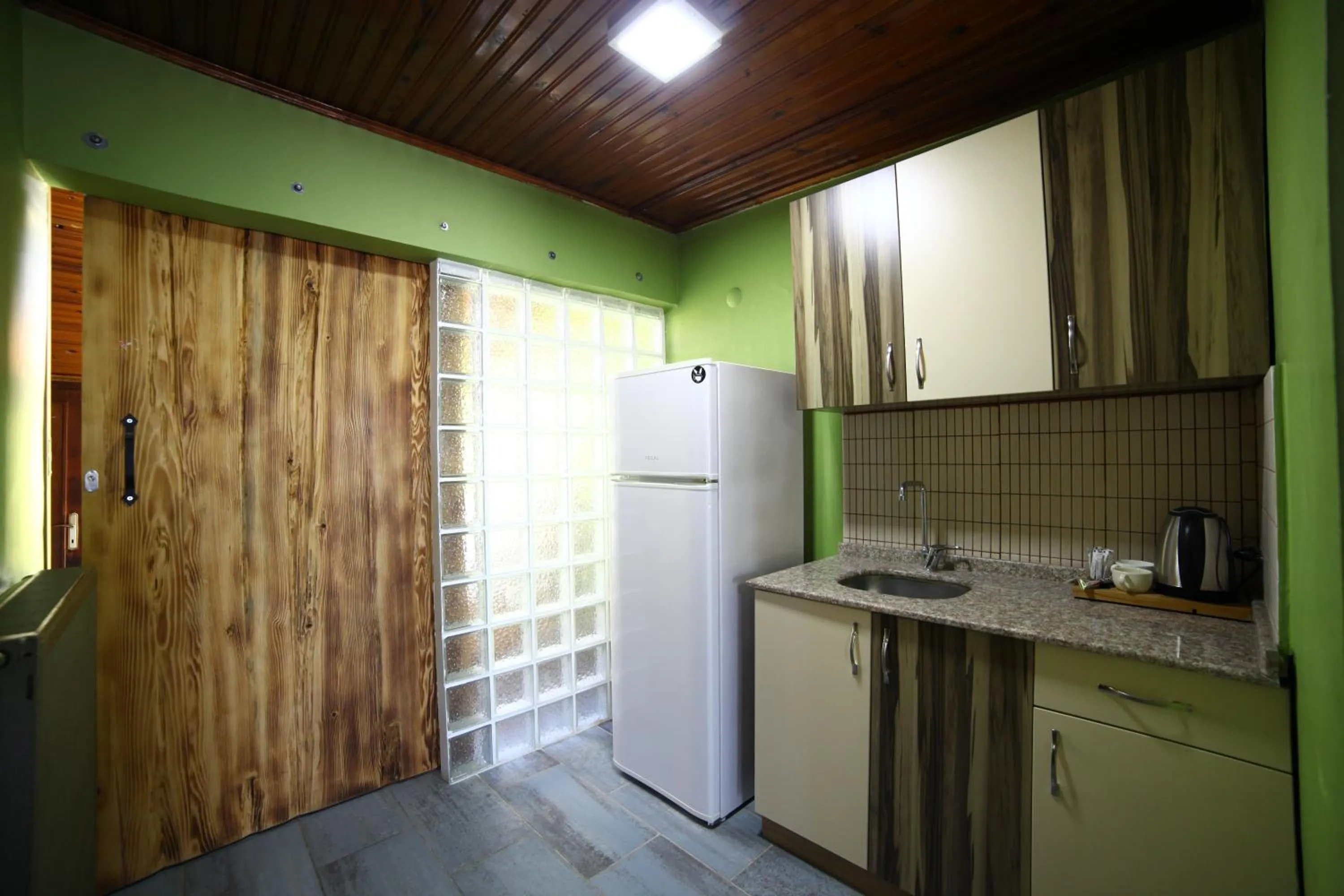 Kitchen or kitchenette in YOLO Hostel