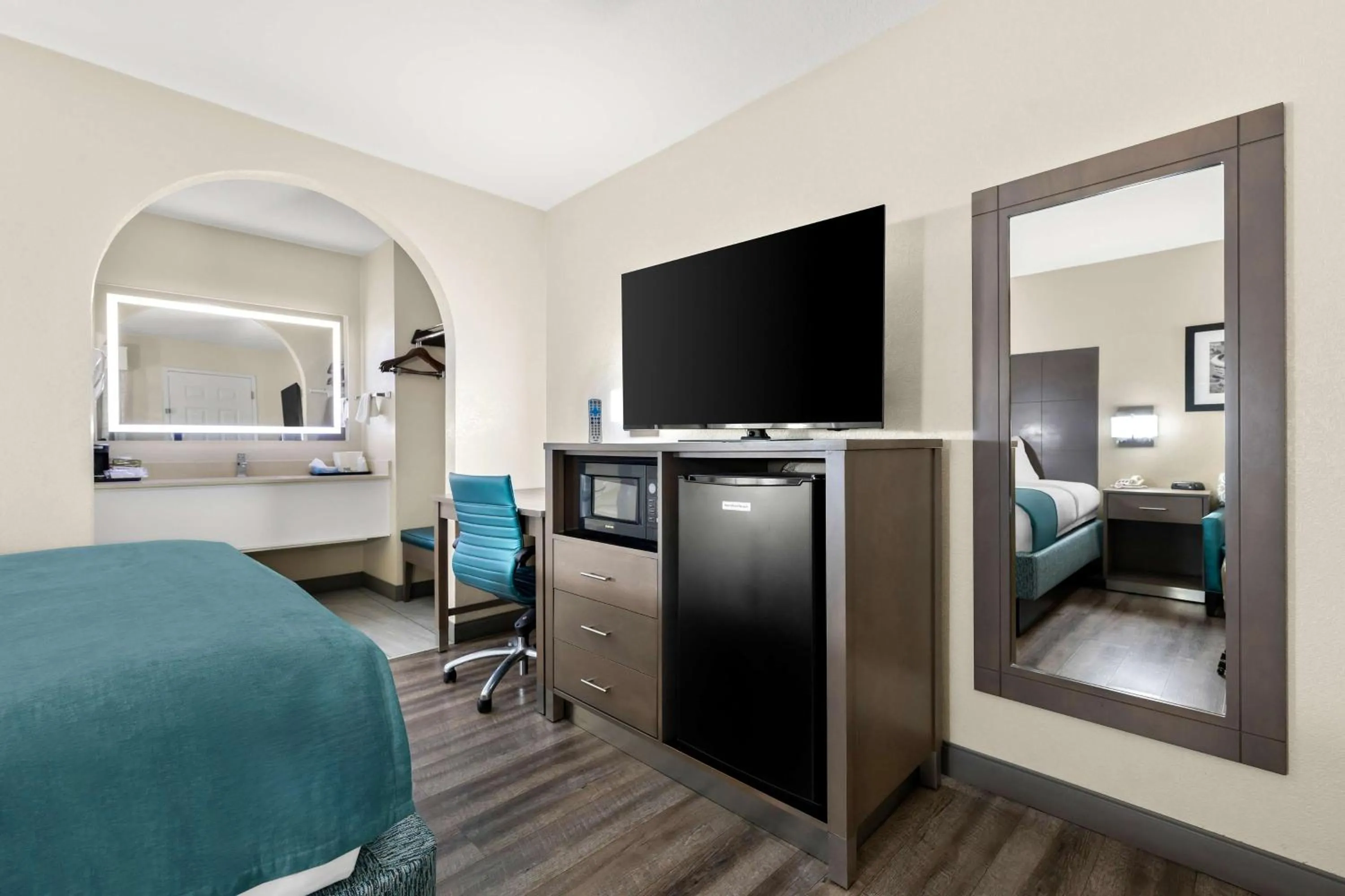 Bedroom, Bed in Best Western Catalina Inn