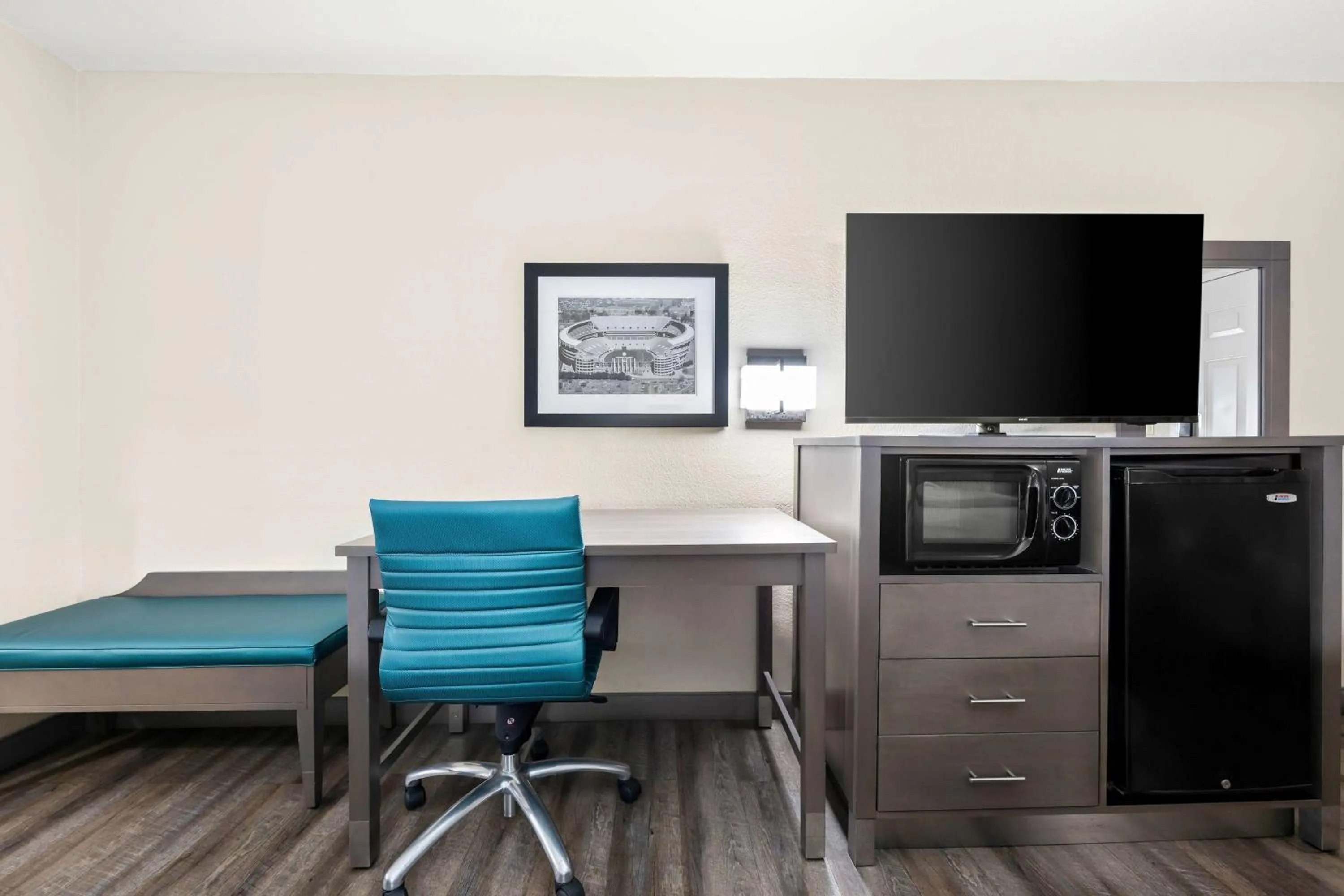 Bedroom in Best Western Catalina Inn