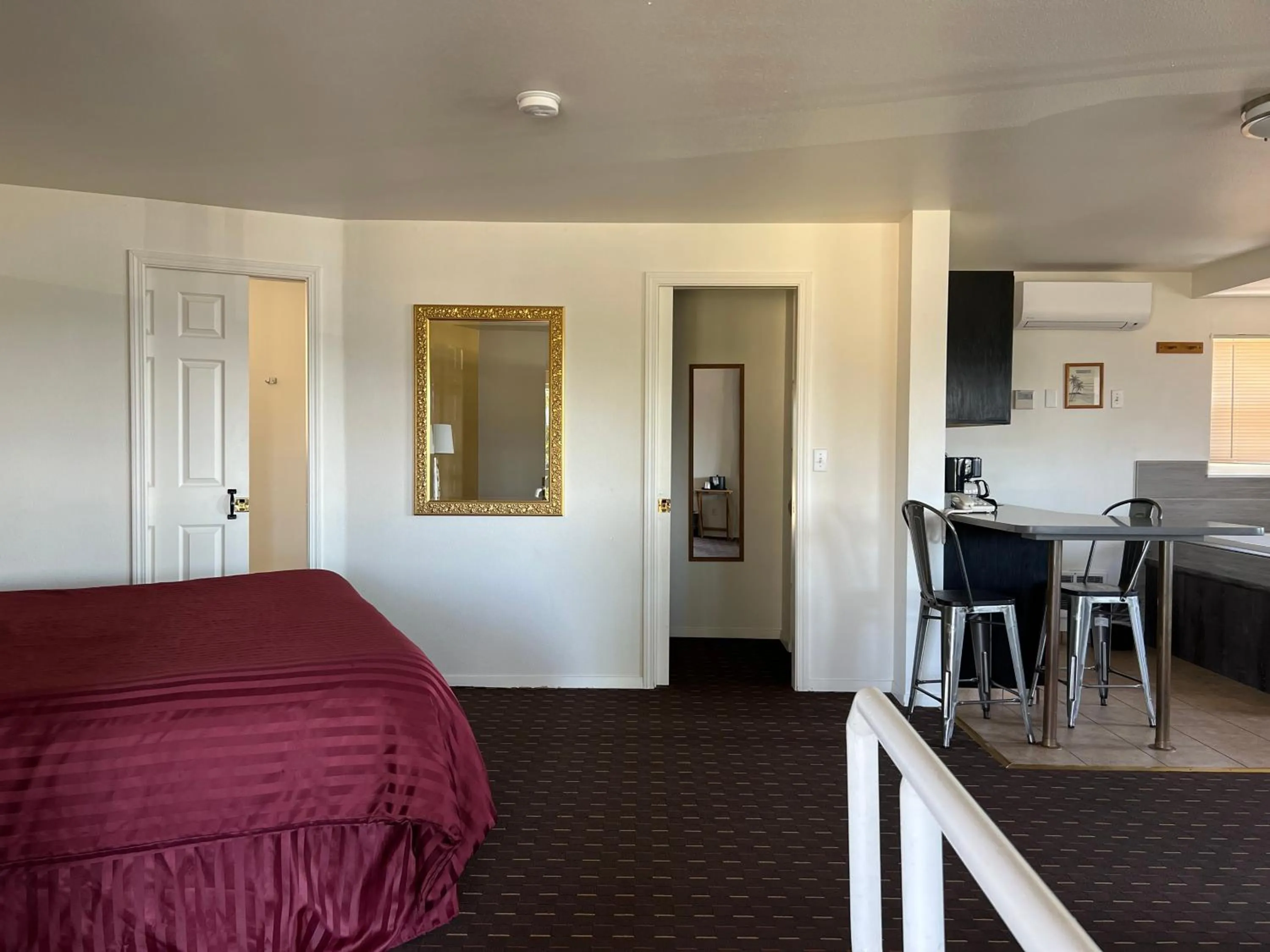 Photo of the whole room, Bed in Port Townsend Inn