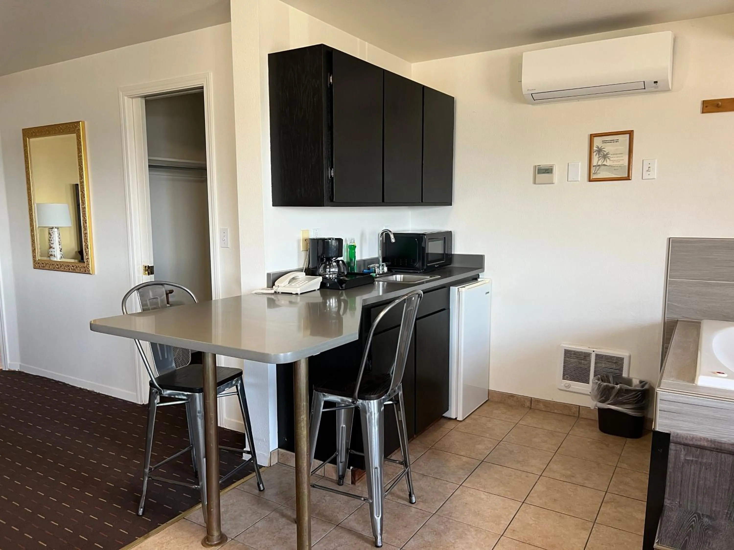Kitchen or kitchenette in Port Townsend Inn