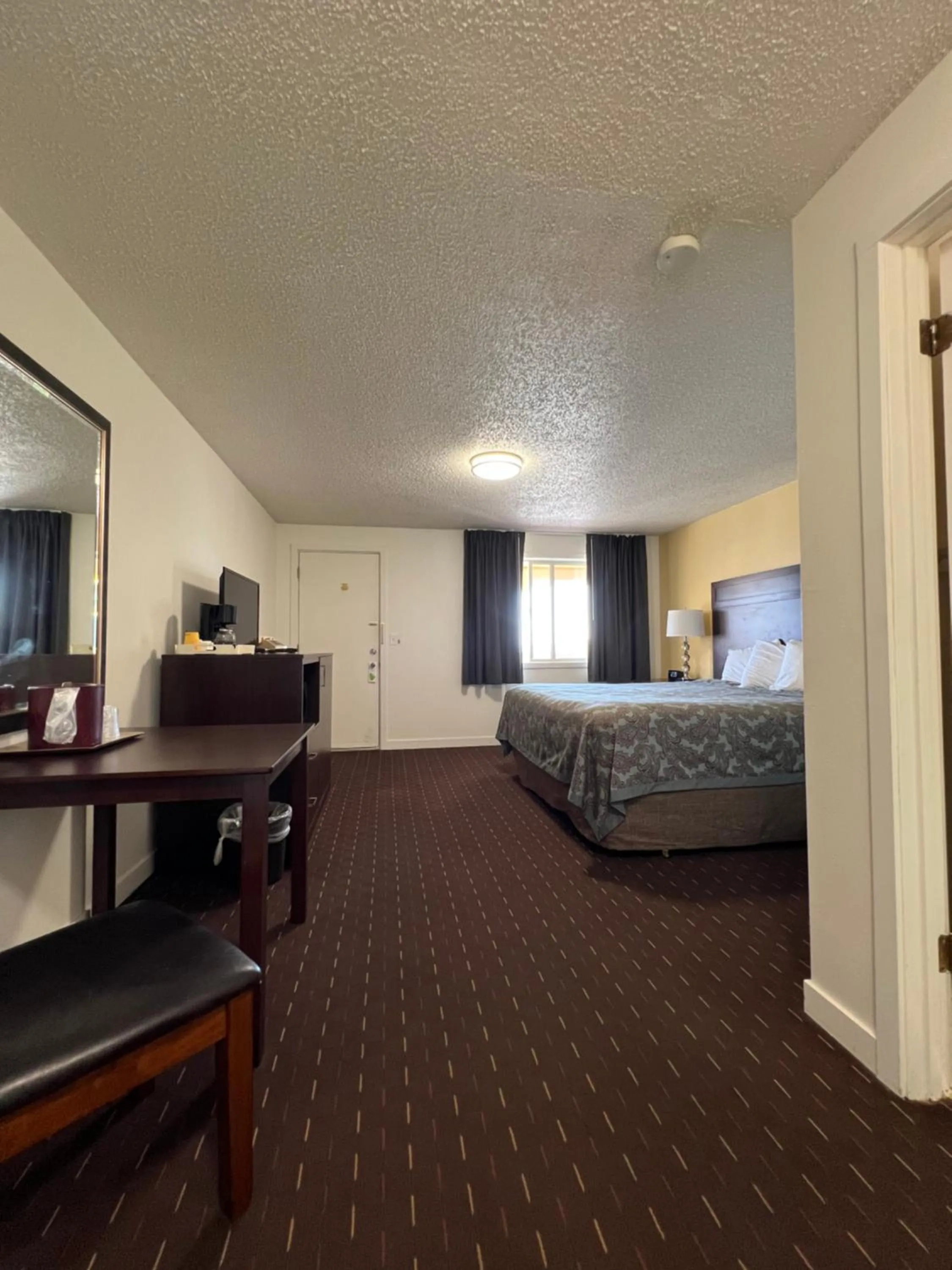 Photo of the whole room, Bed in Port Townsend Inn