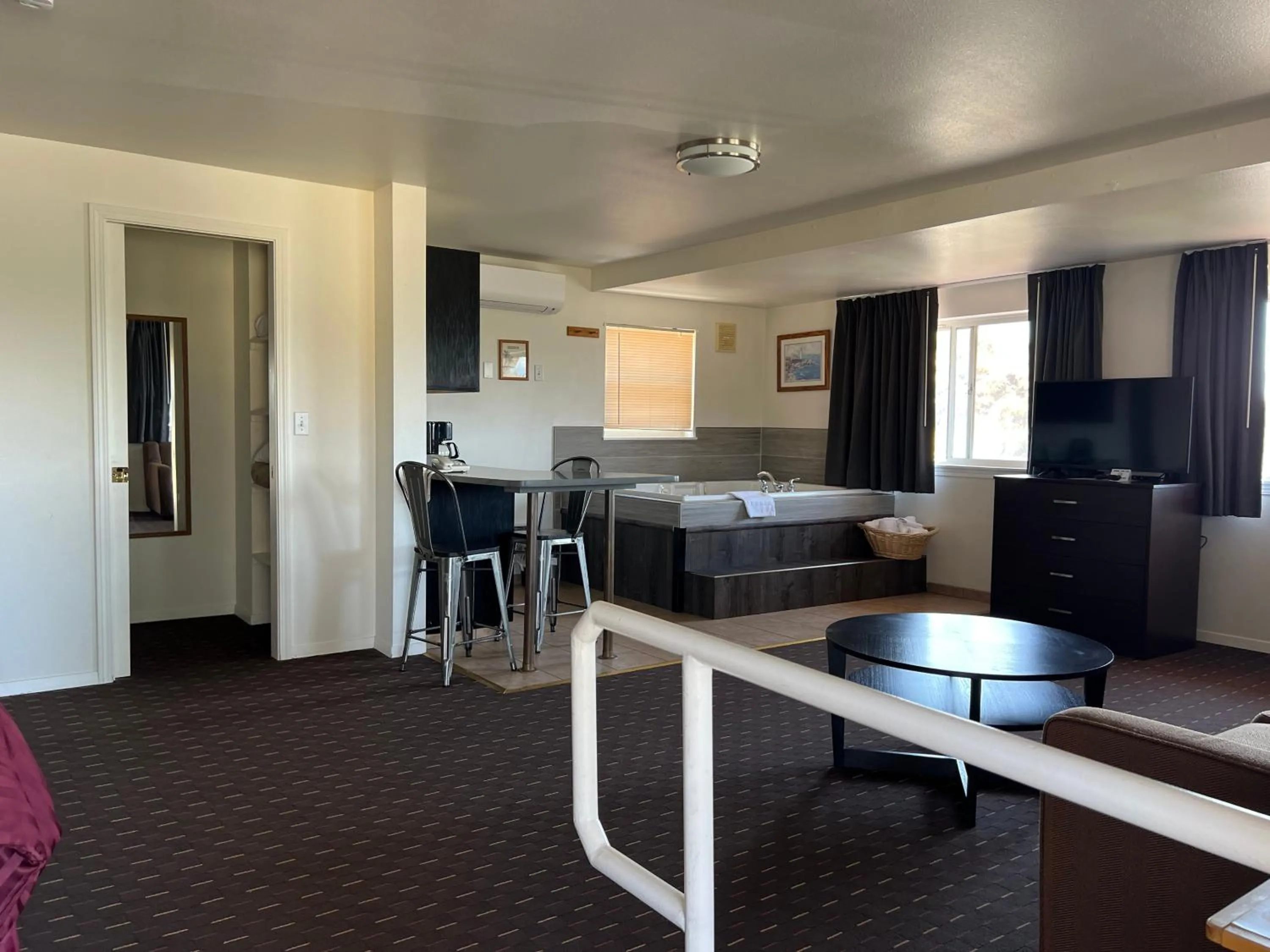 Dining area, Bed in Port Townsend Inn