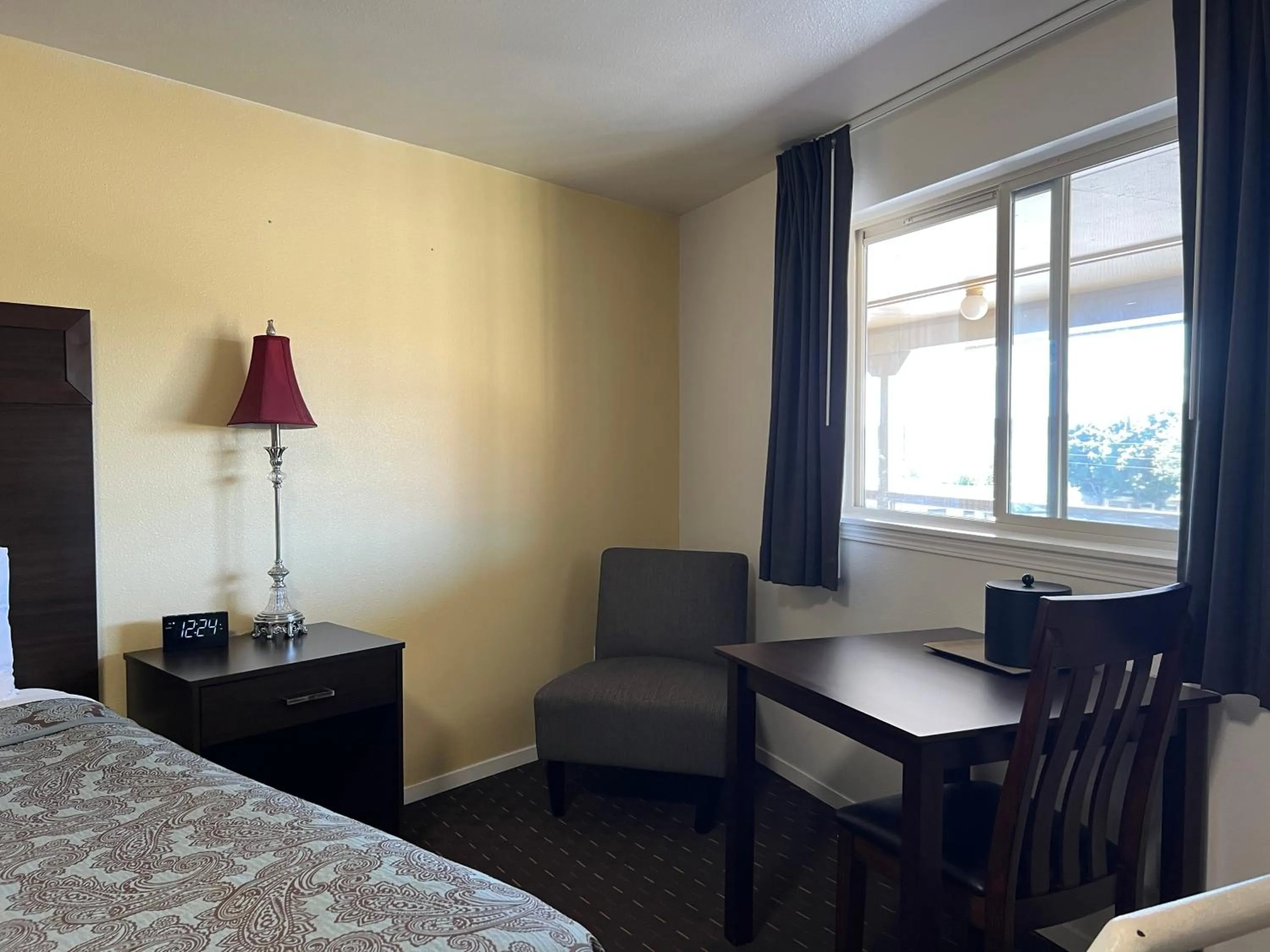 Seating area, Bed in Port Townsend Inn