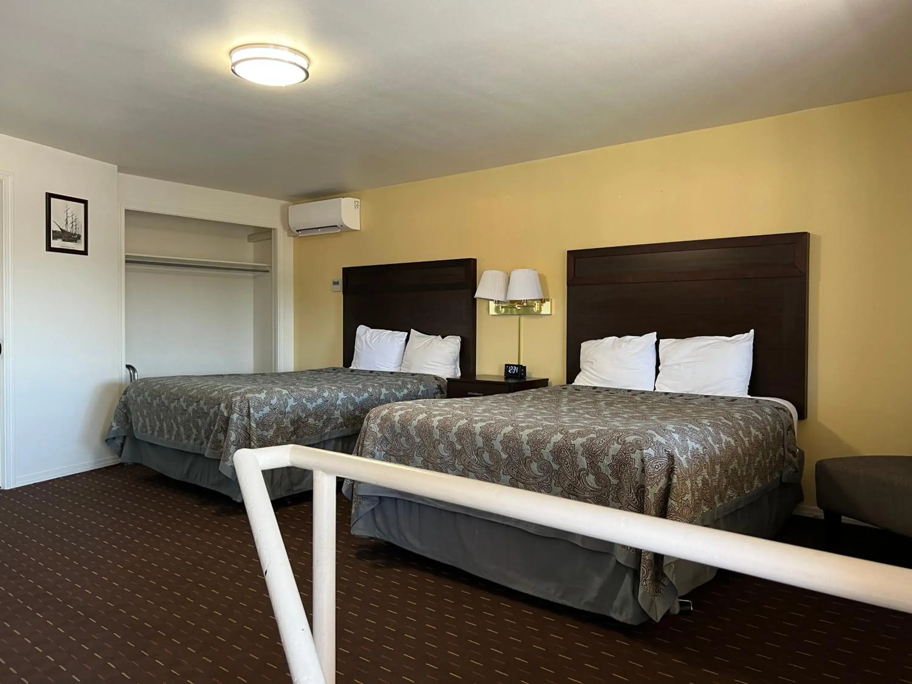 Deluxe Queen Room with Two Queen Beds - No pets in Port Townsend Inn Deluxe Queen Room with Two Queen Beds - No pets in Port Townsend Inn