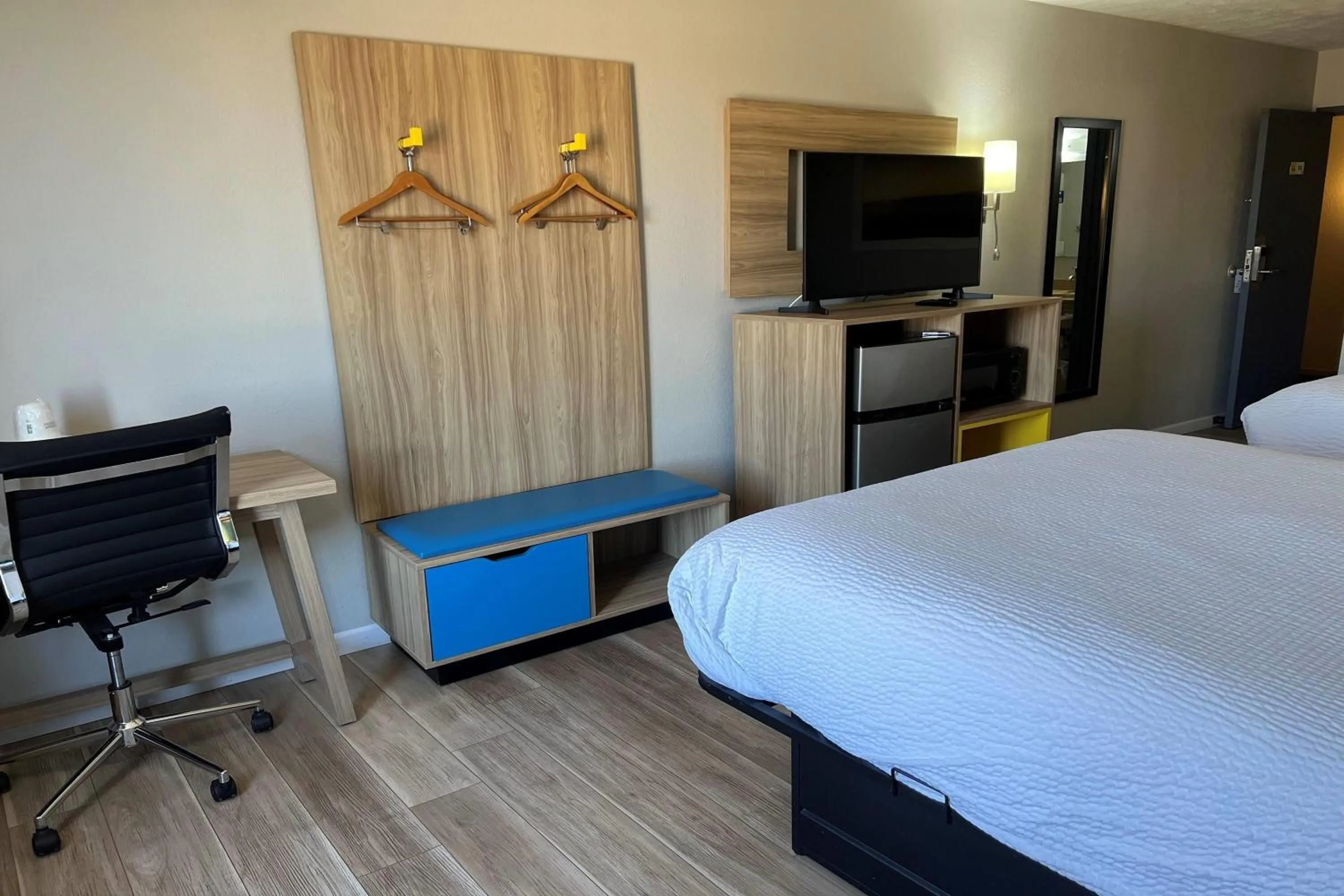 Photo of the whole room, Bed in Days Inn by Wyndham Warrensburg