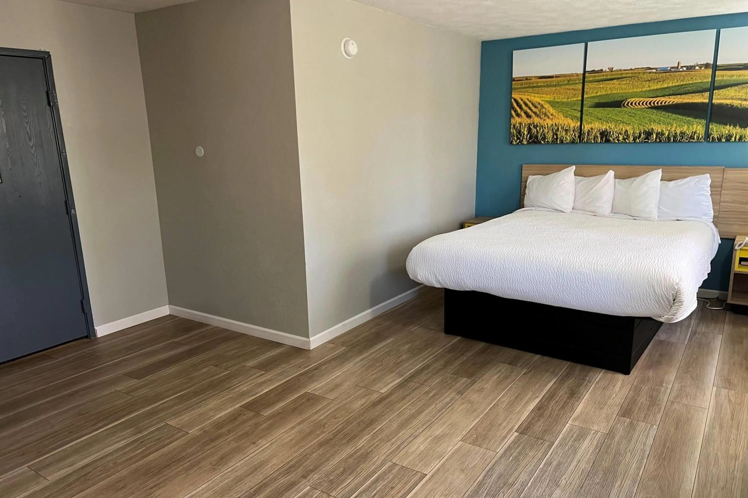 Photo of the whole room, Bed in Days Inn by Wyndham Warrensburg