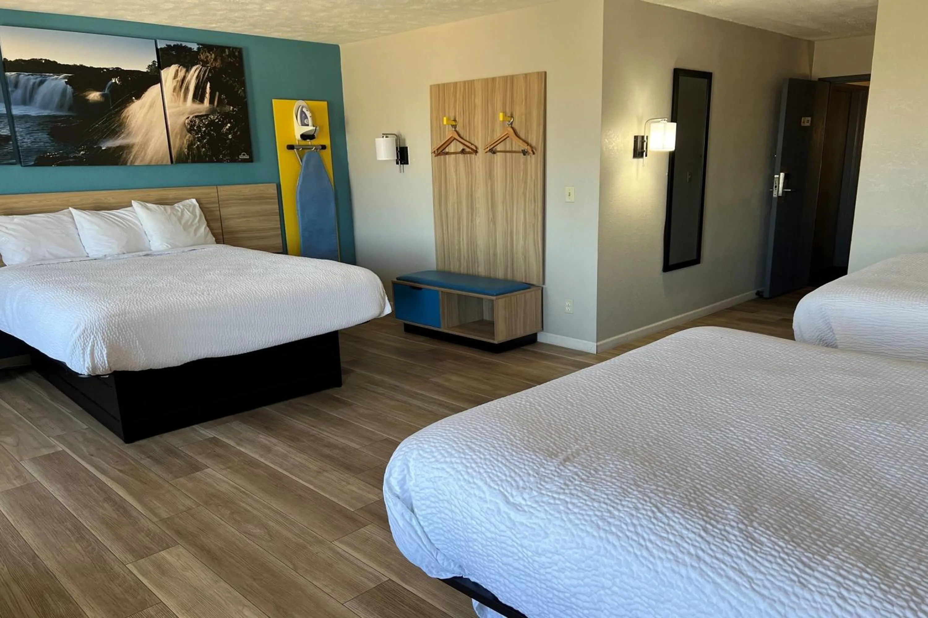 Photo of the whole room, Bed in Days Inn by Wyndham Warrensburg