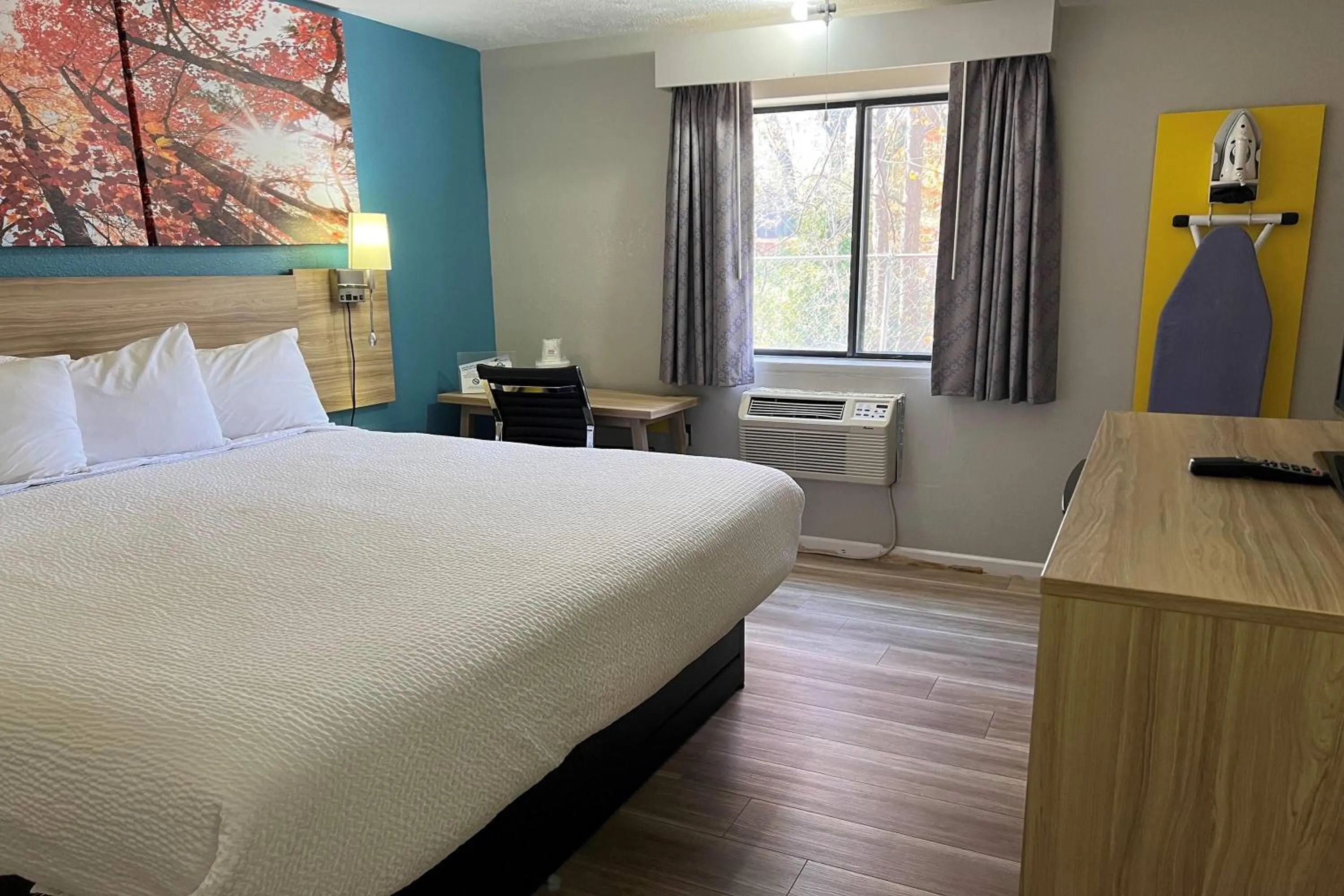 Photo of the whole room, Bed in Days Inn by Wyndham Warrensburg