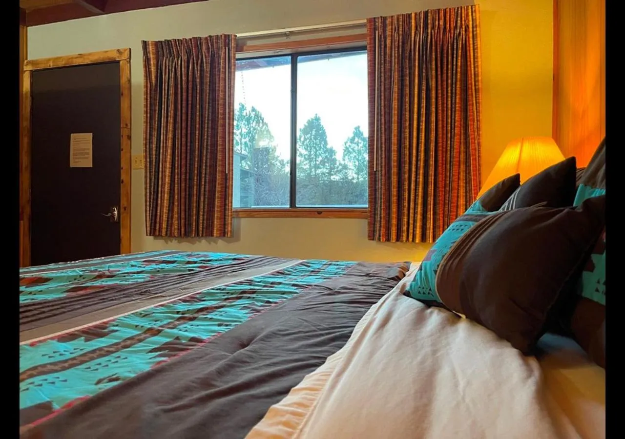 Bed in West Winds Lodge