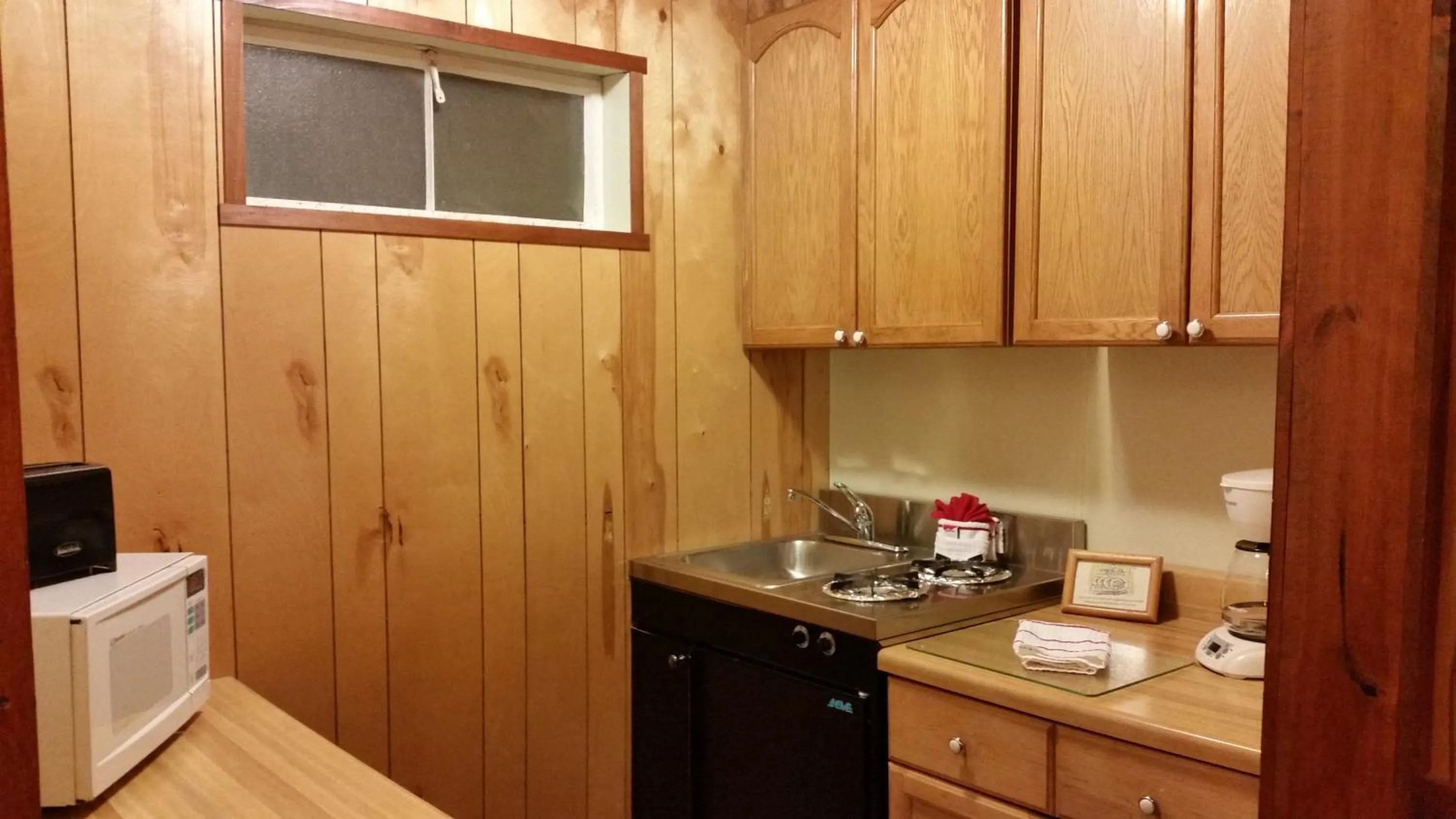Kitchen or kitchenette in West Winds Lodge