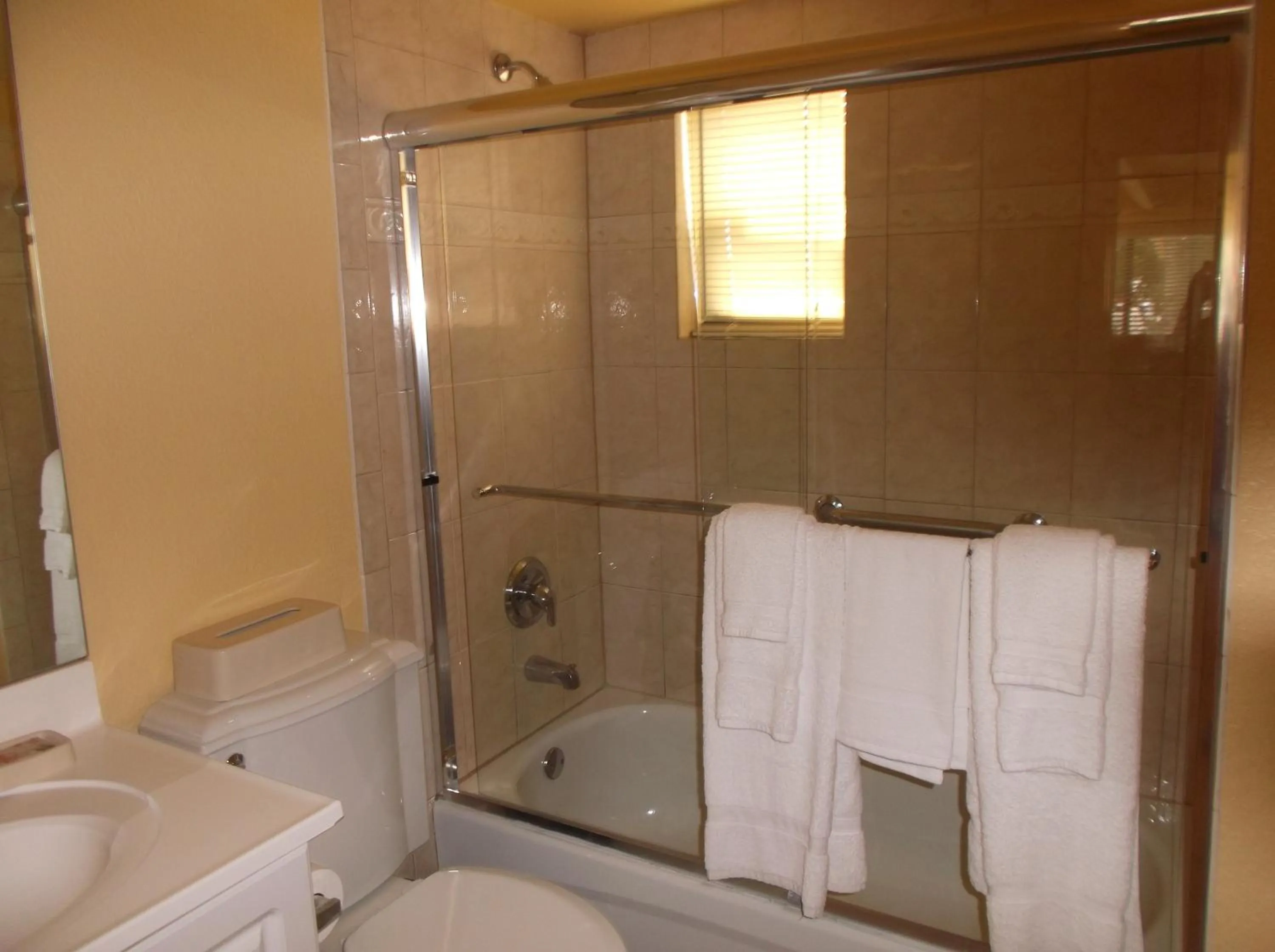 Shower in Hollywood Sands Resort