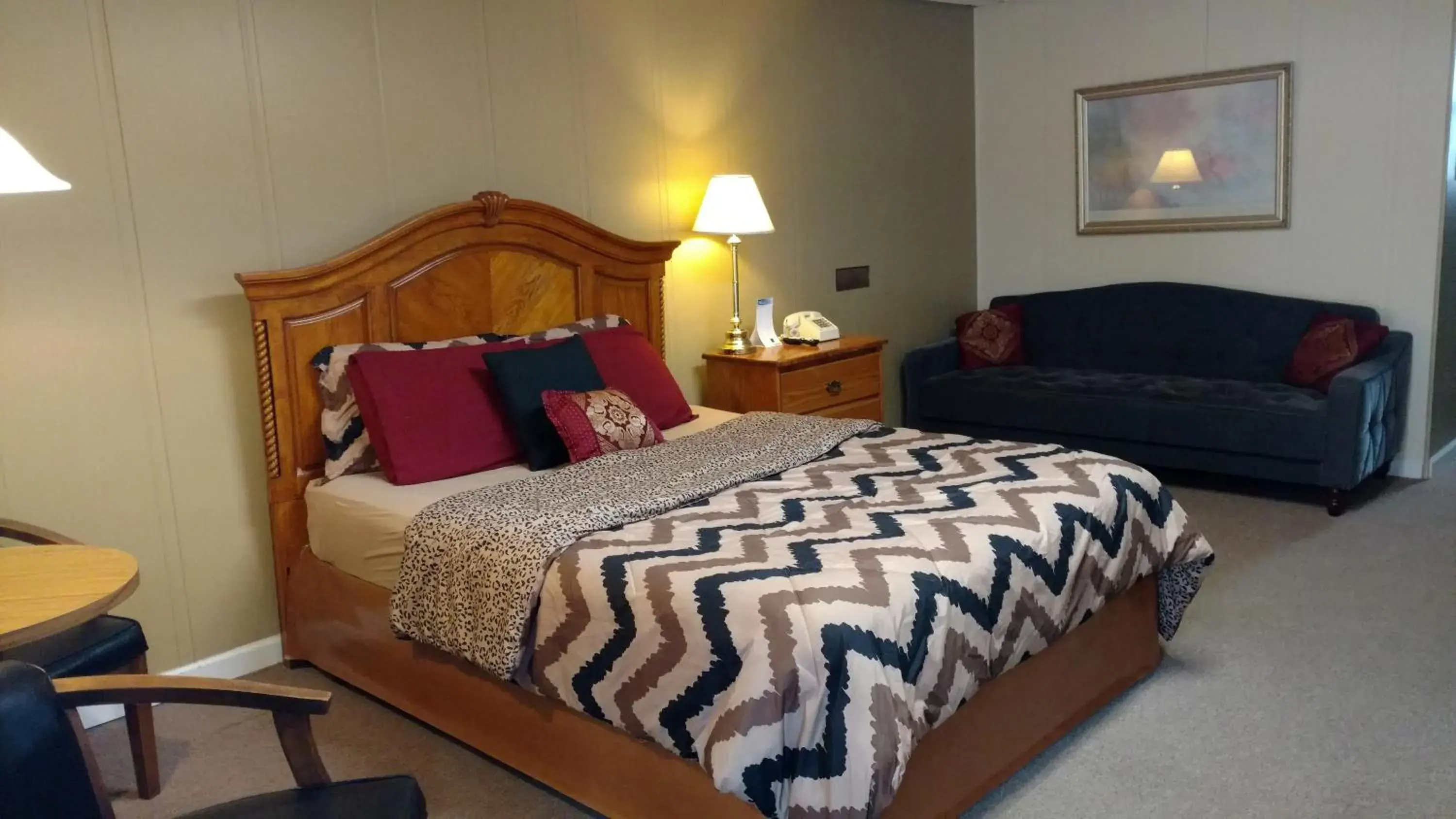 Queen Room - Non-Smoking in Five Star Inn - Maggie Valley Queen Room - Non-Smoking in Five Star Inn - Maggie Valley