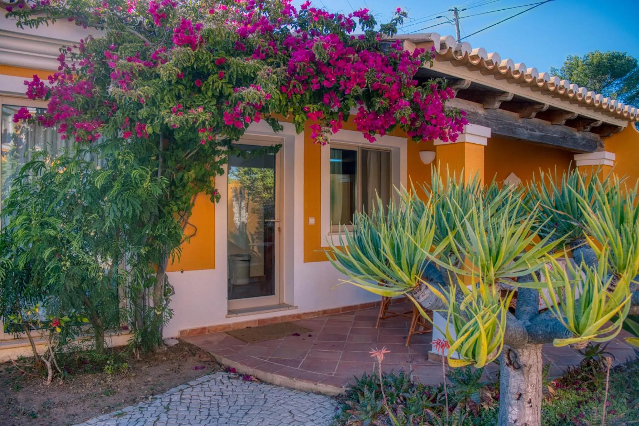 Moonshine Guest House with private studios and private cottage