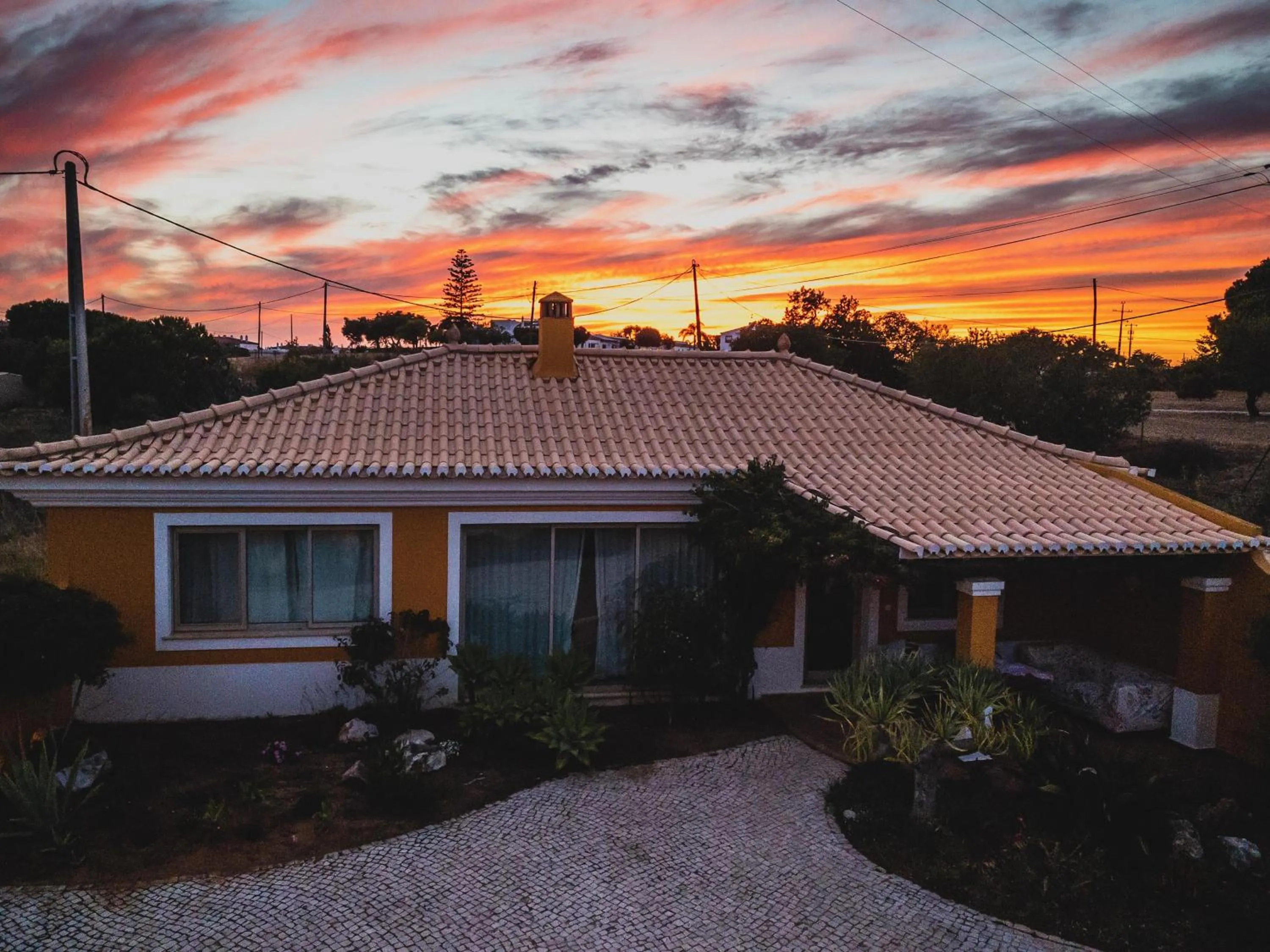 Moonshine Guest House with private studios and private cottage