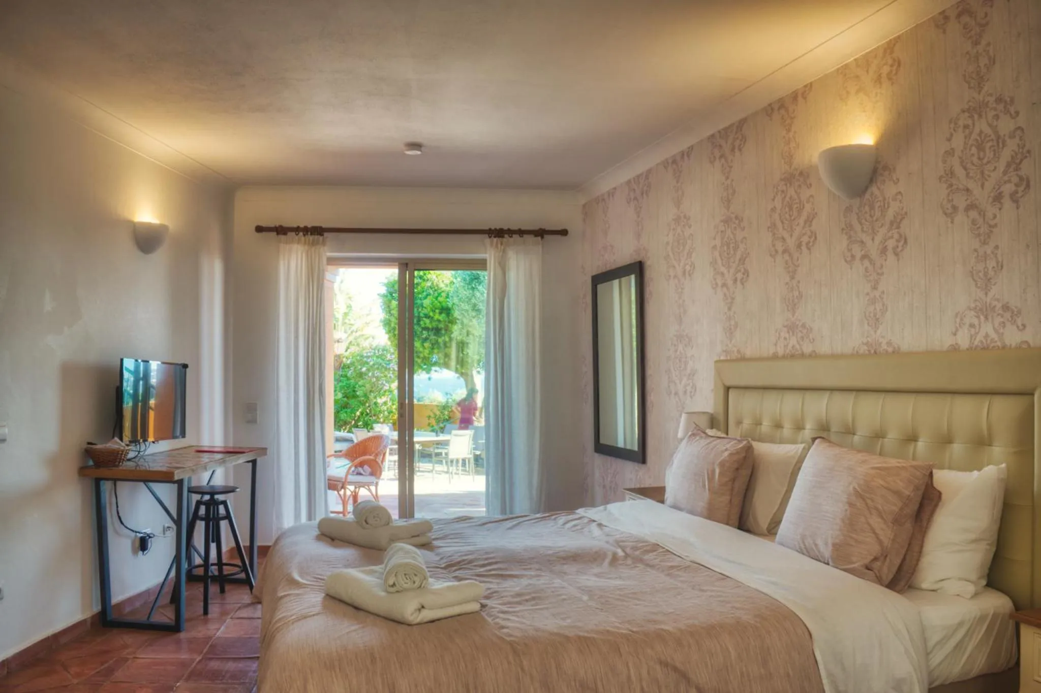 Bed in Moonshine Guest House with private studios and private cottage