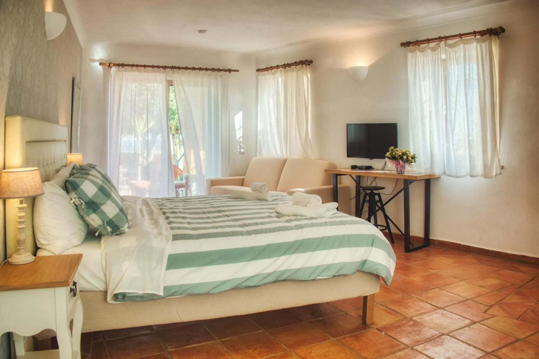 Bed in Moonshine Guest House with private studios and private cottage