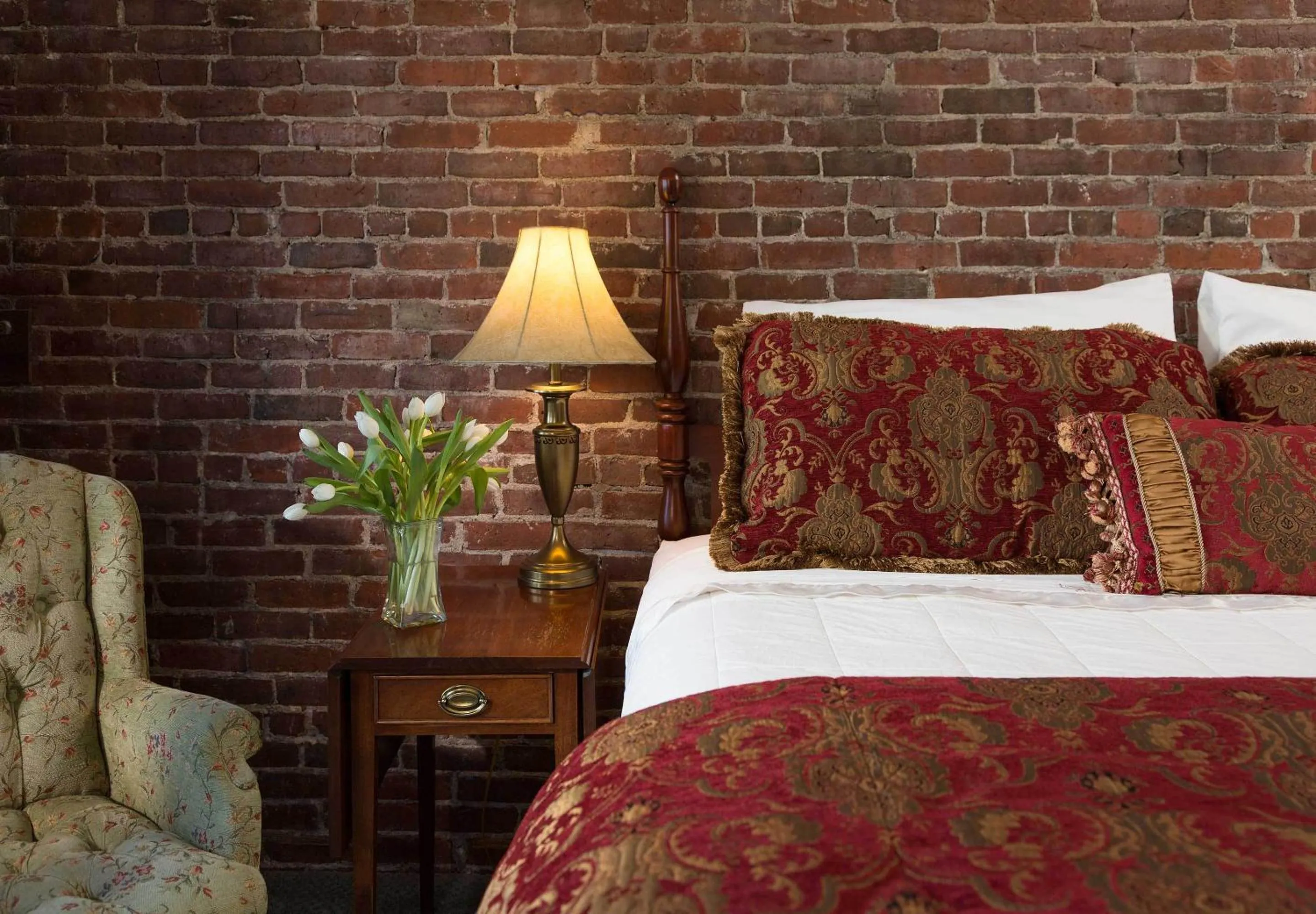Decorative detail, Bed in Lord Camden Inn