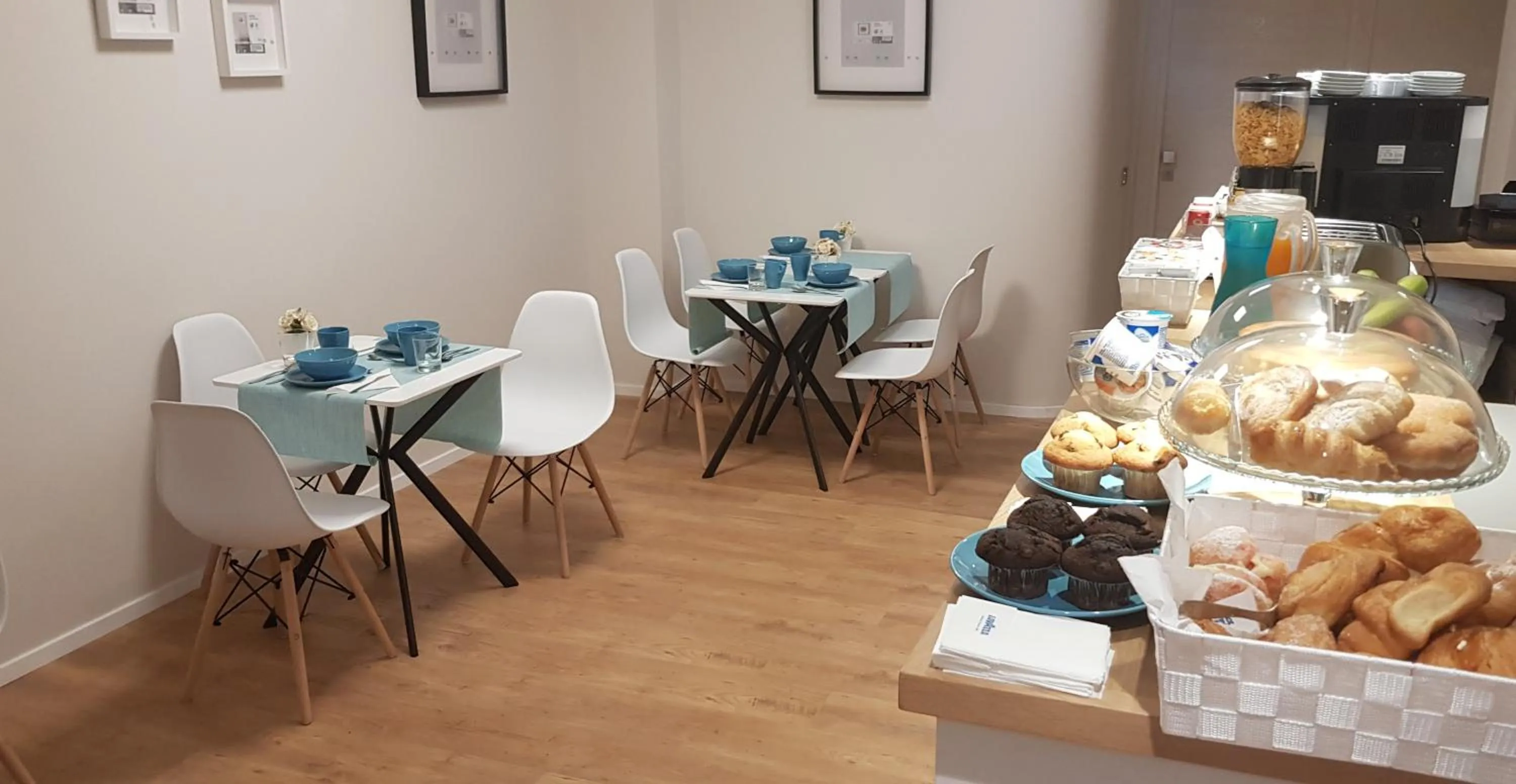 Communal lounge/ TV room in EVA LUXURY ROOMS CAGLIARI