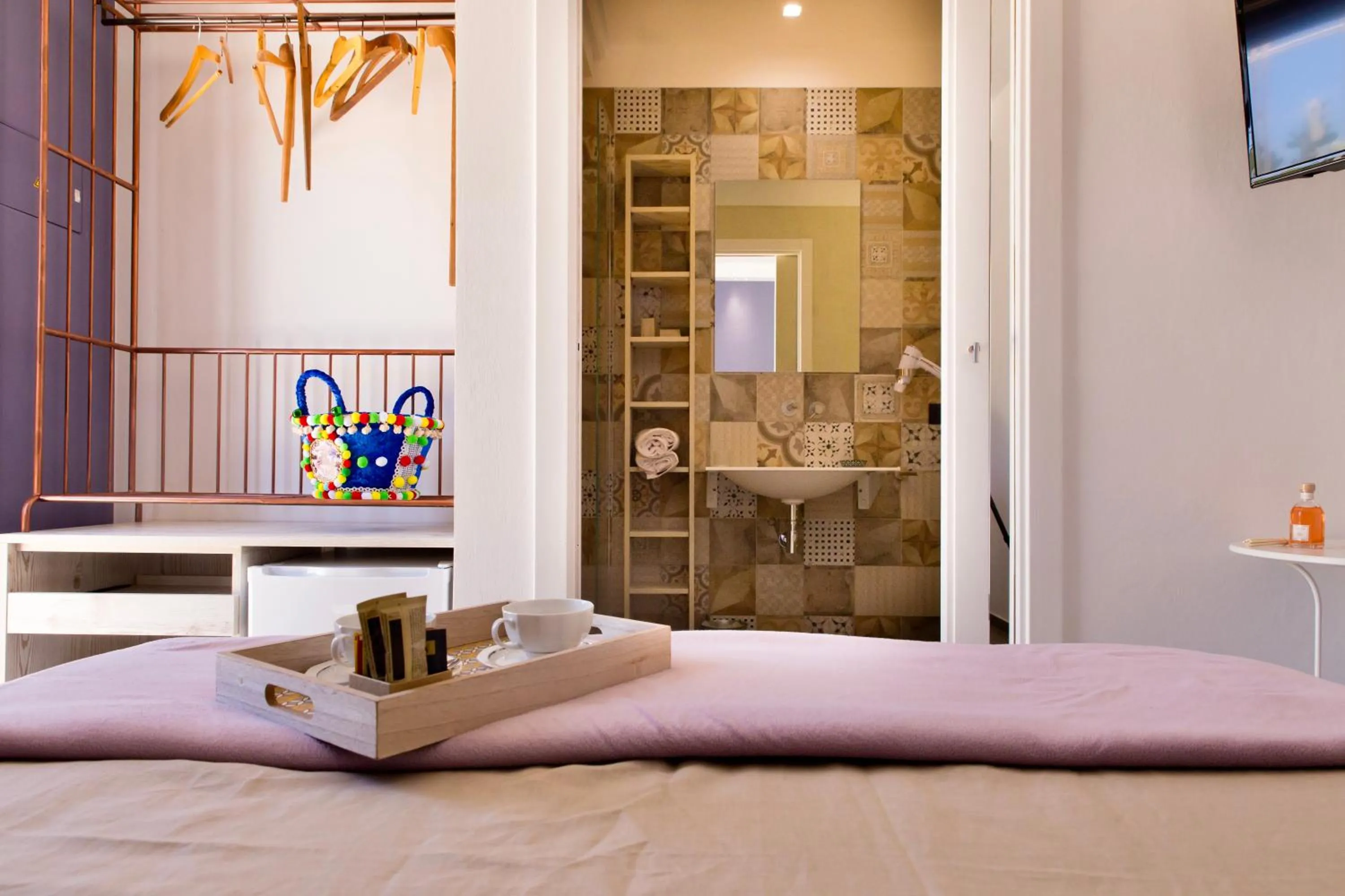 Photo of the whole room, Bed in Oikos in Terre di Zaccanello