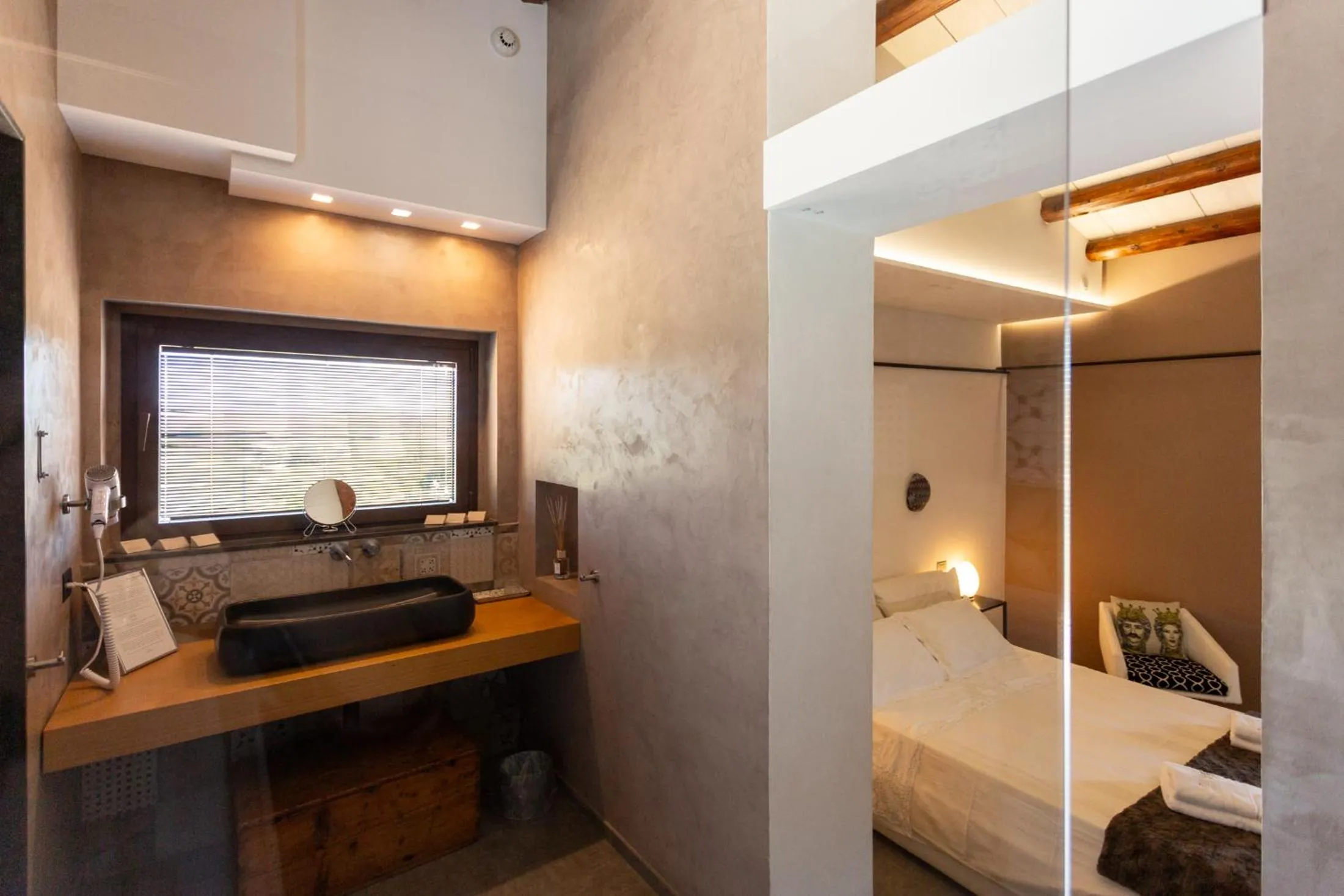 Bathroom, Bed in Oikos in Terre di Zaccanello