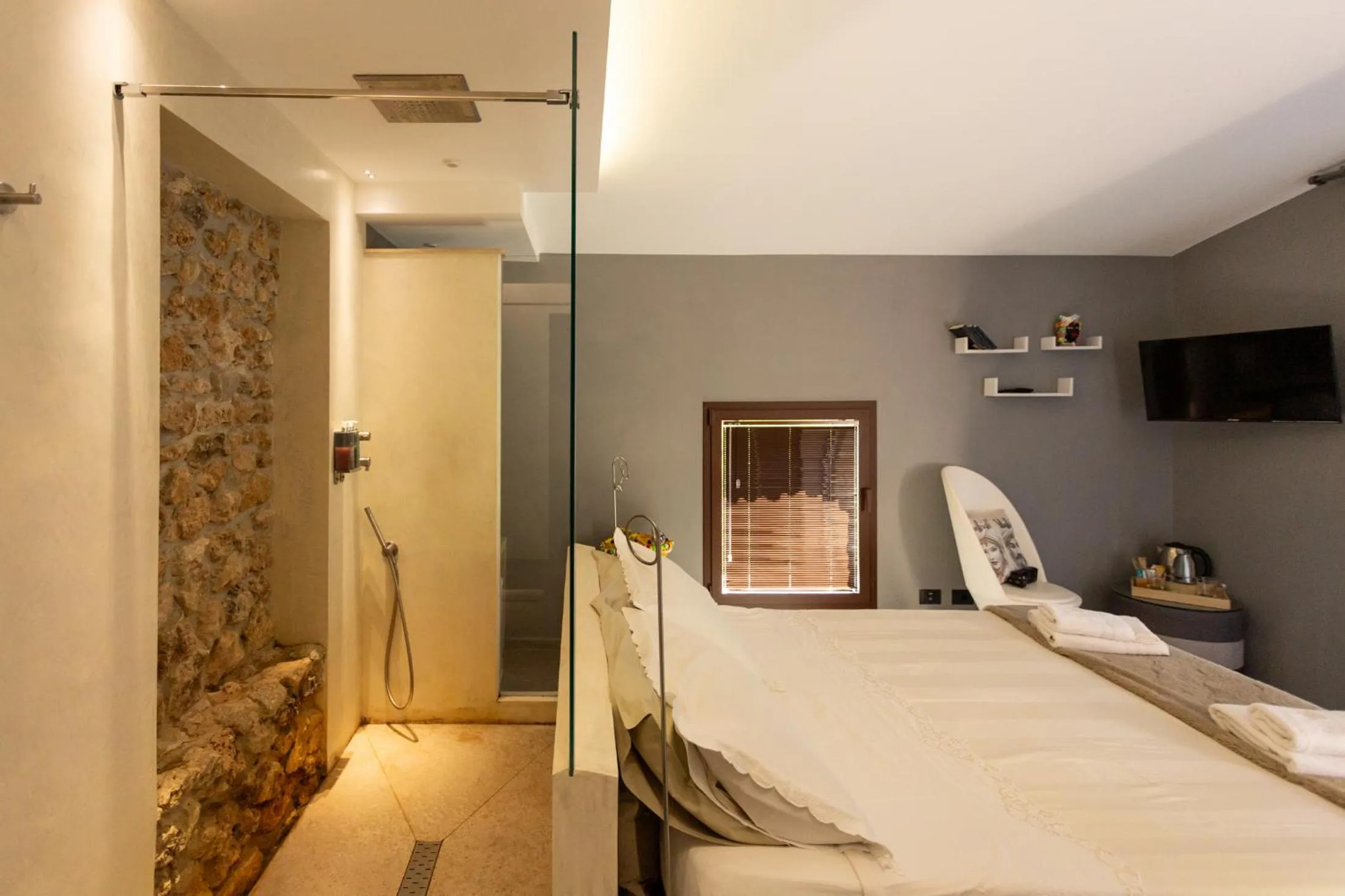 Shower, Bed in Oikos in Terre di Zaccanello