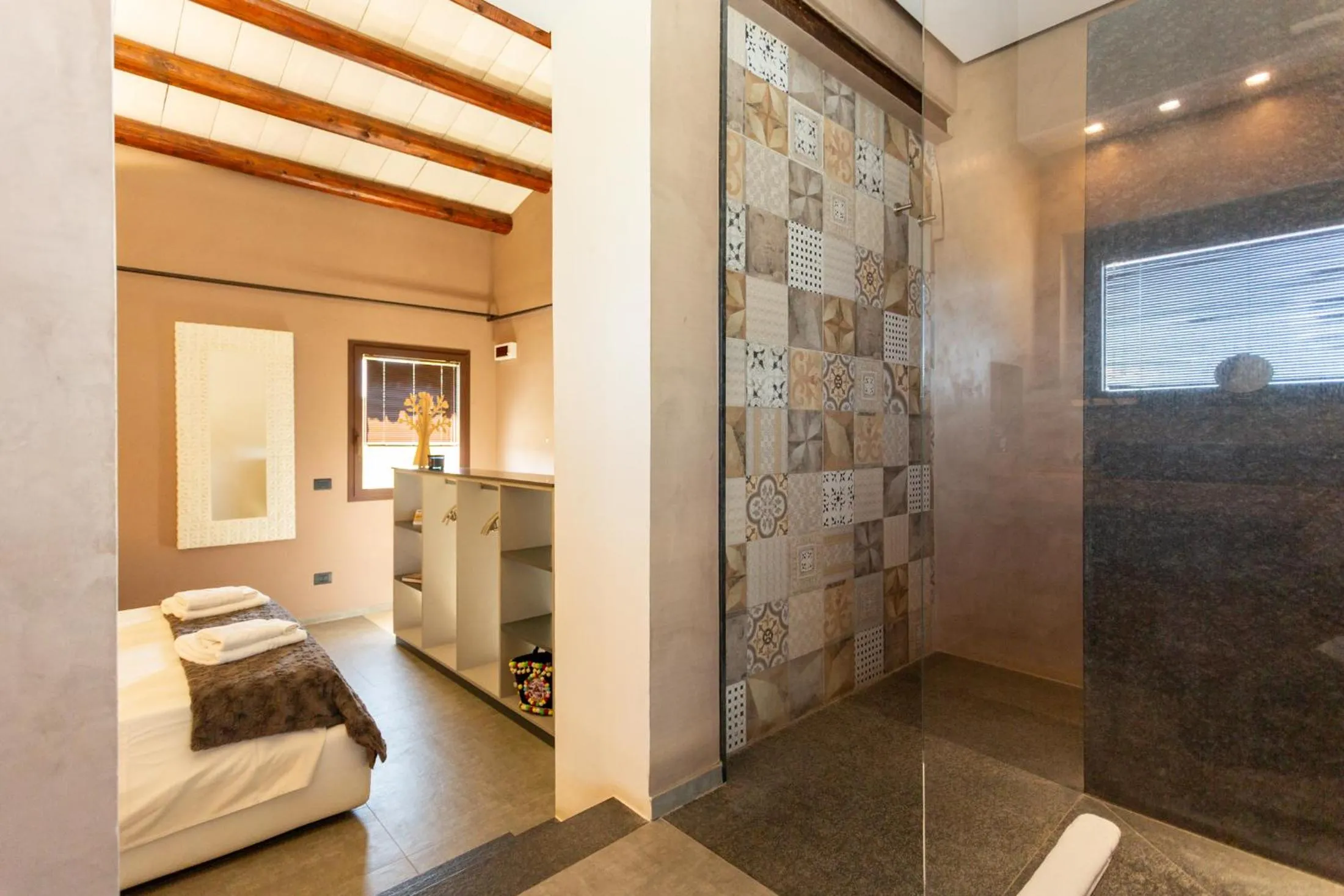 Bathroom, Bed in Oikos in Terre di Zaccanello