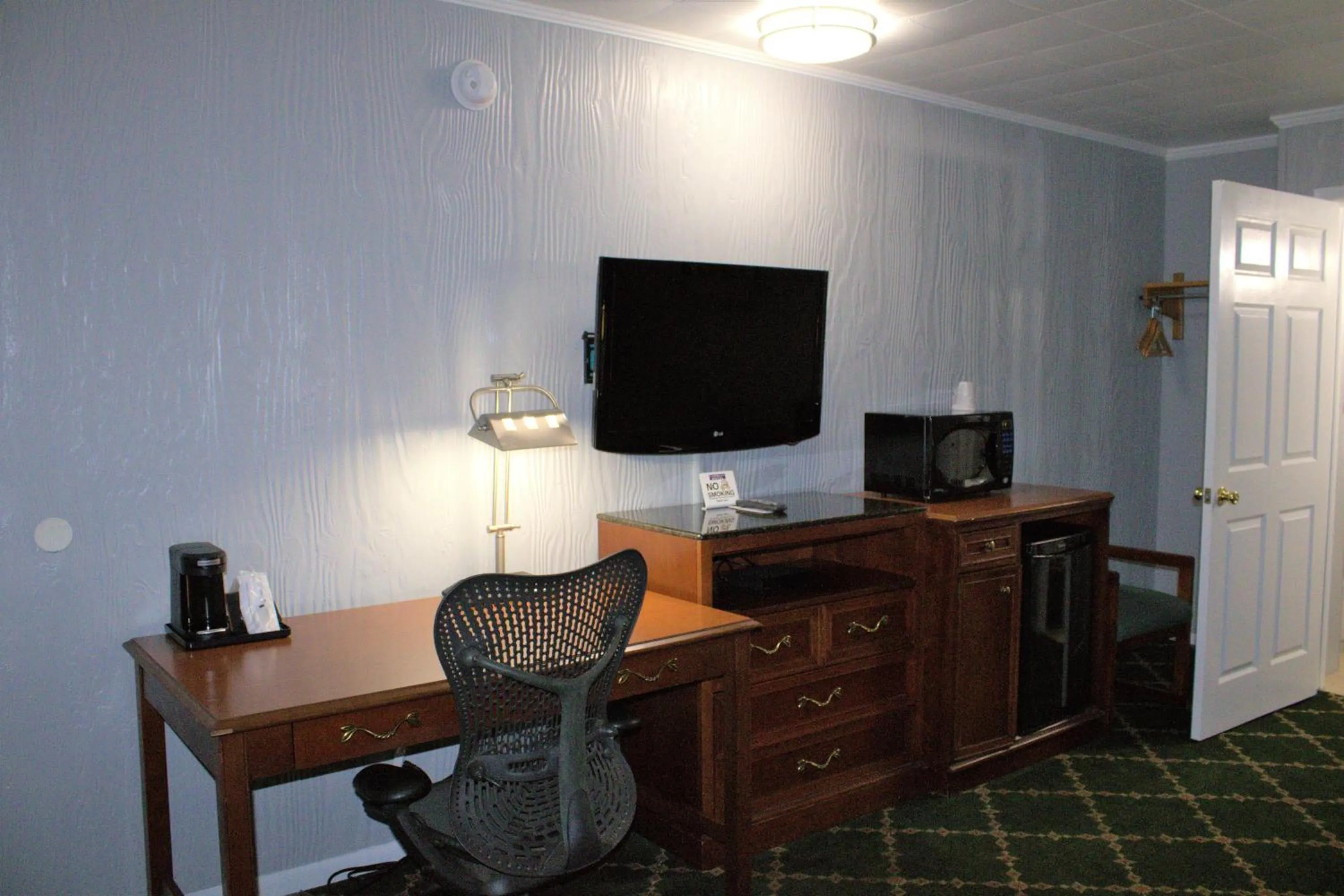 Hometowne Inn & Suites