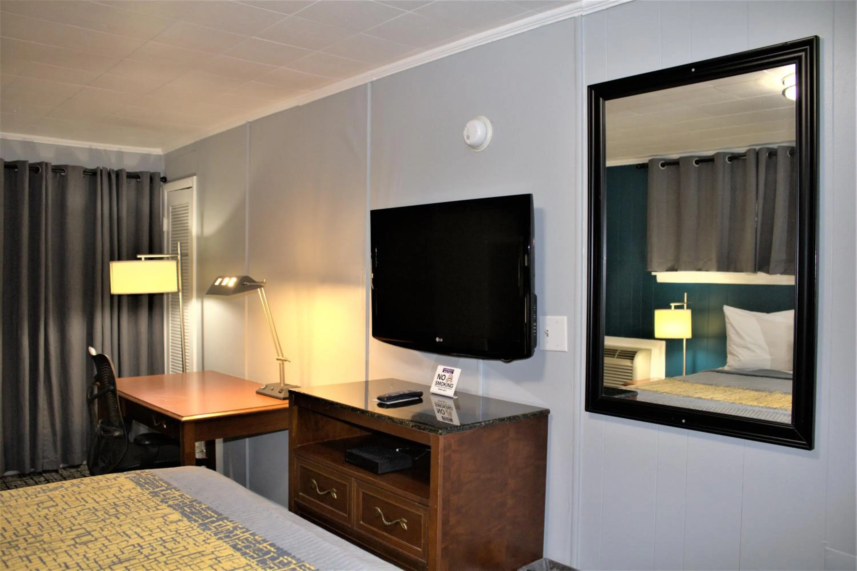 Bed in Hometowne Inn & Suites