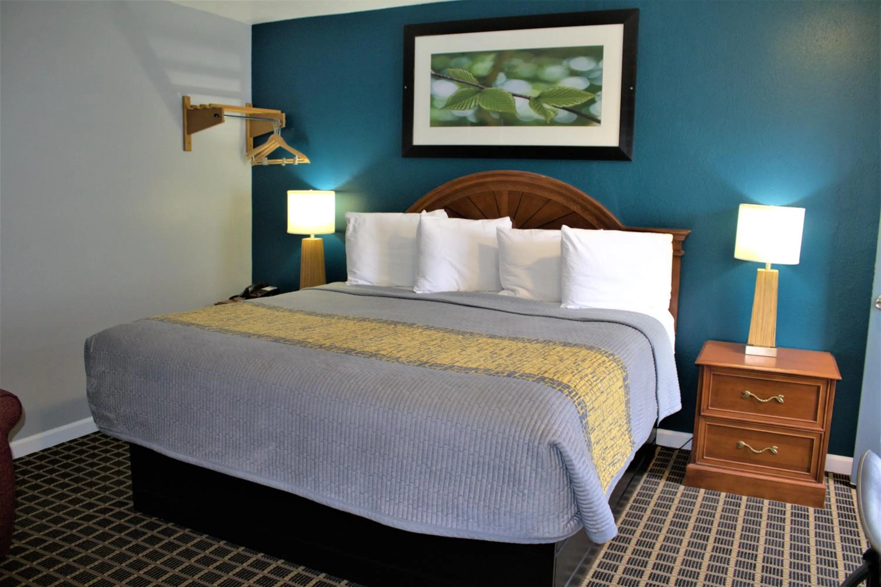 Bed in Hometowne Inn & Suites