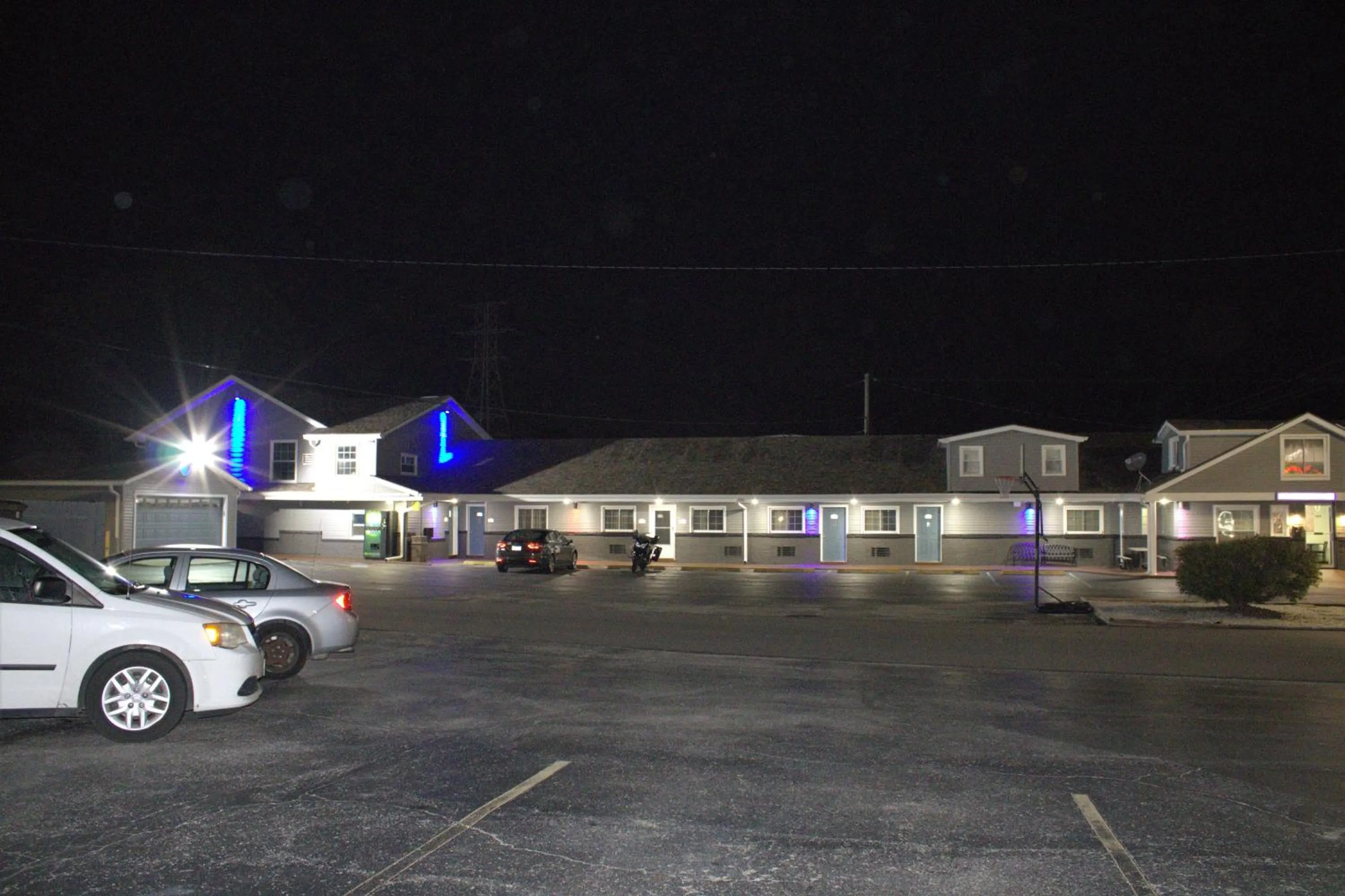 Property building in Hometowne Inn & Suites