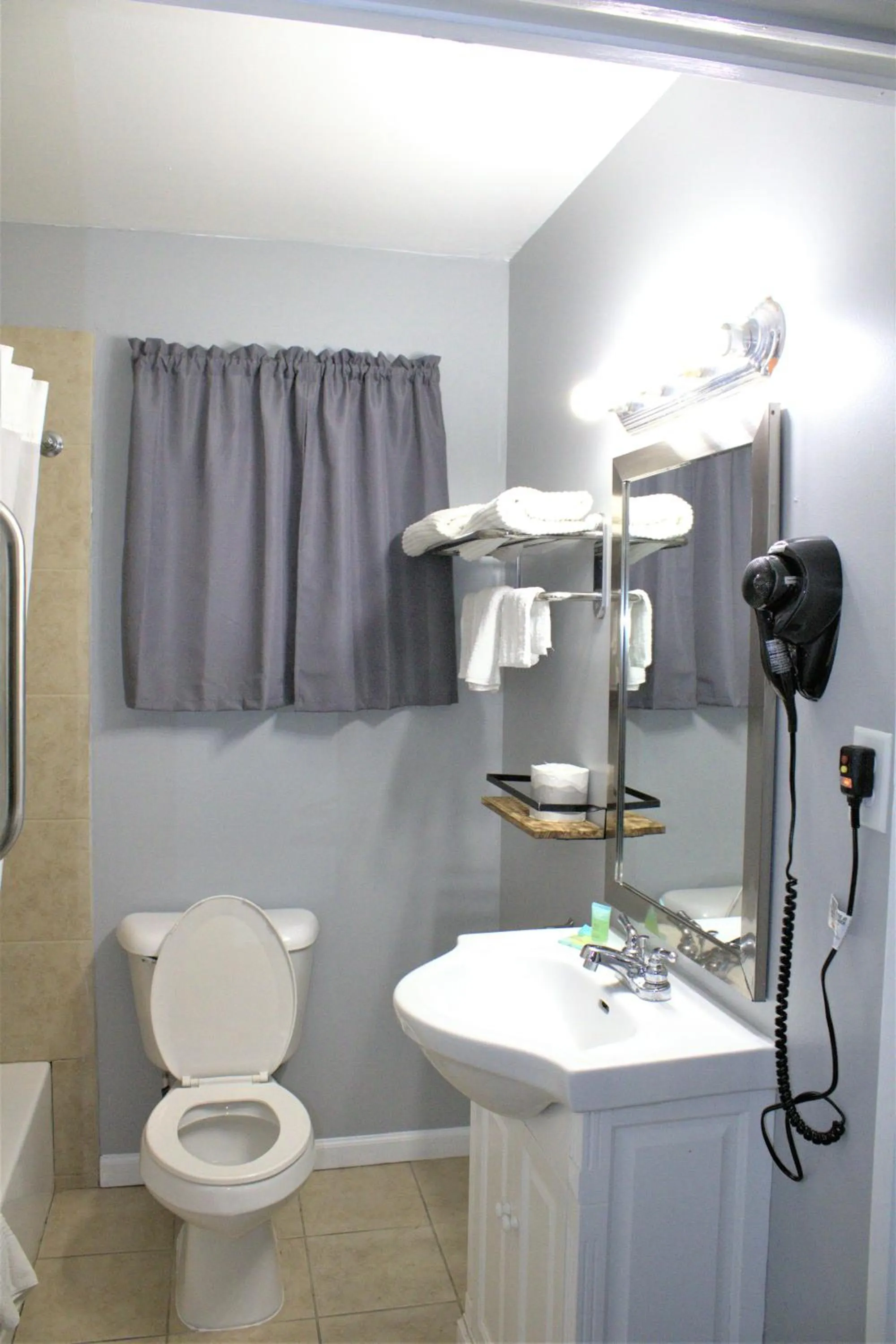 Hometowne Inn & Suites