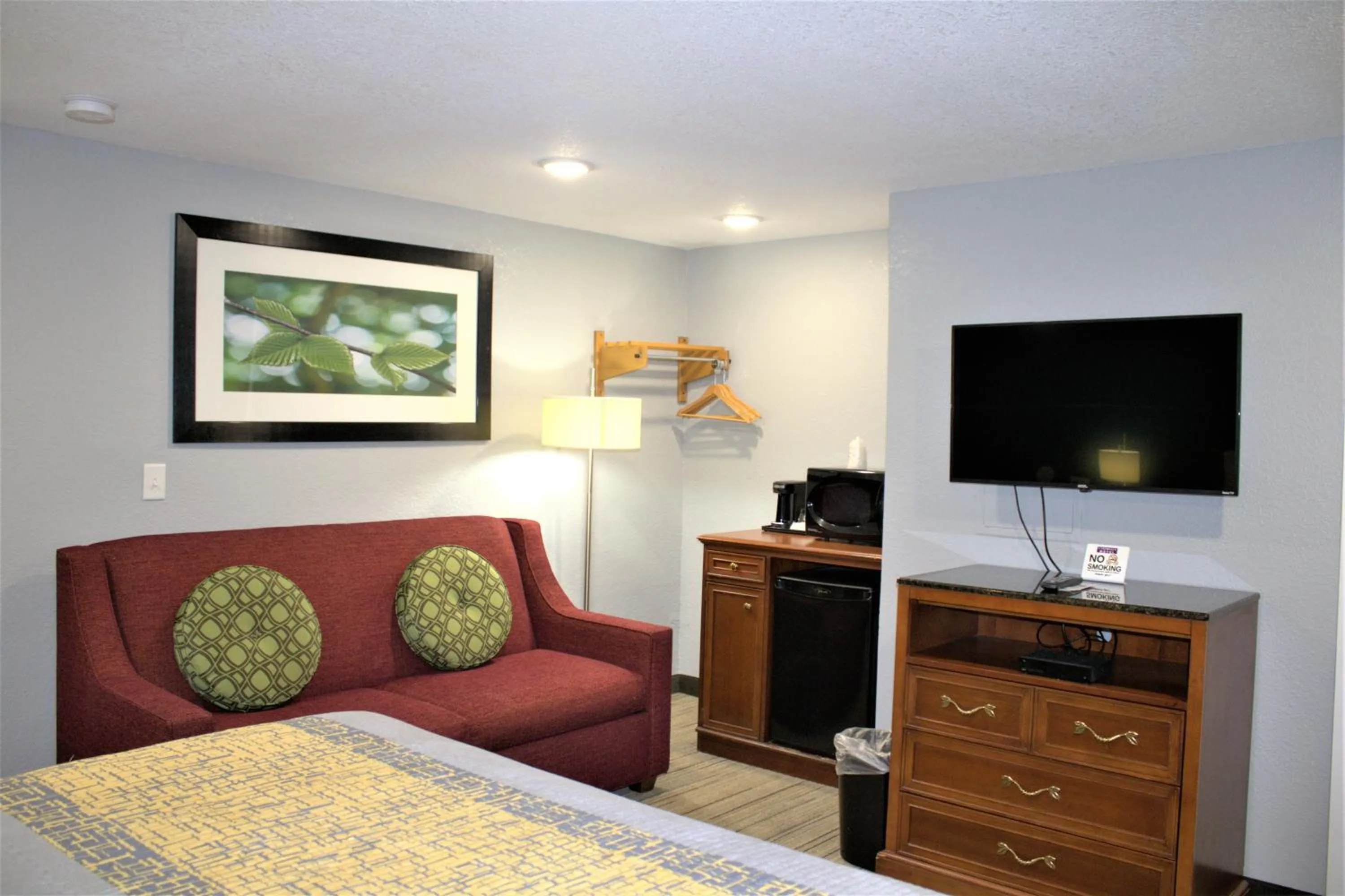 Hometowne Inn & Suites