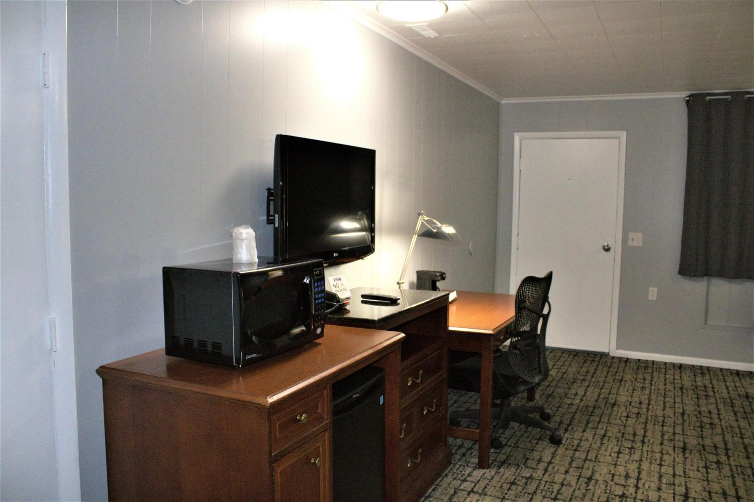 Hometowne Inn & Suites