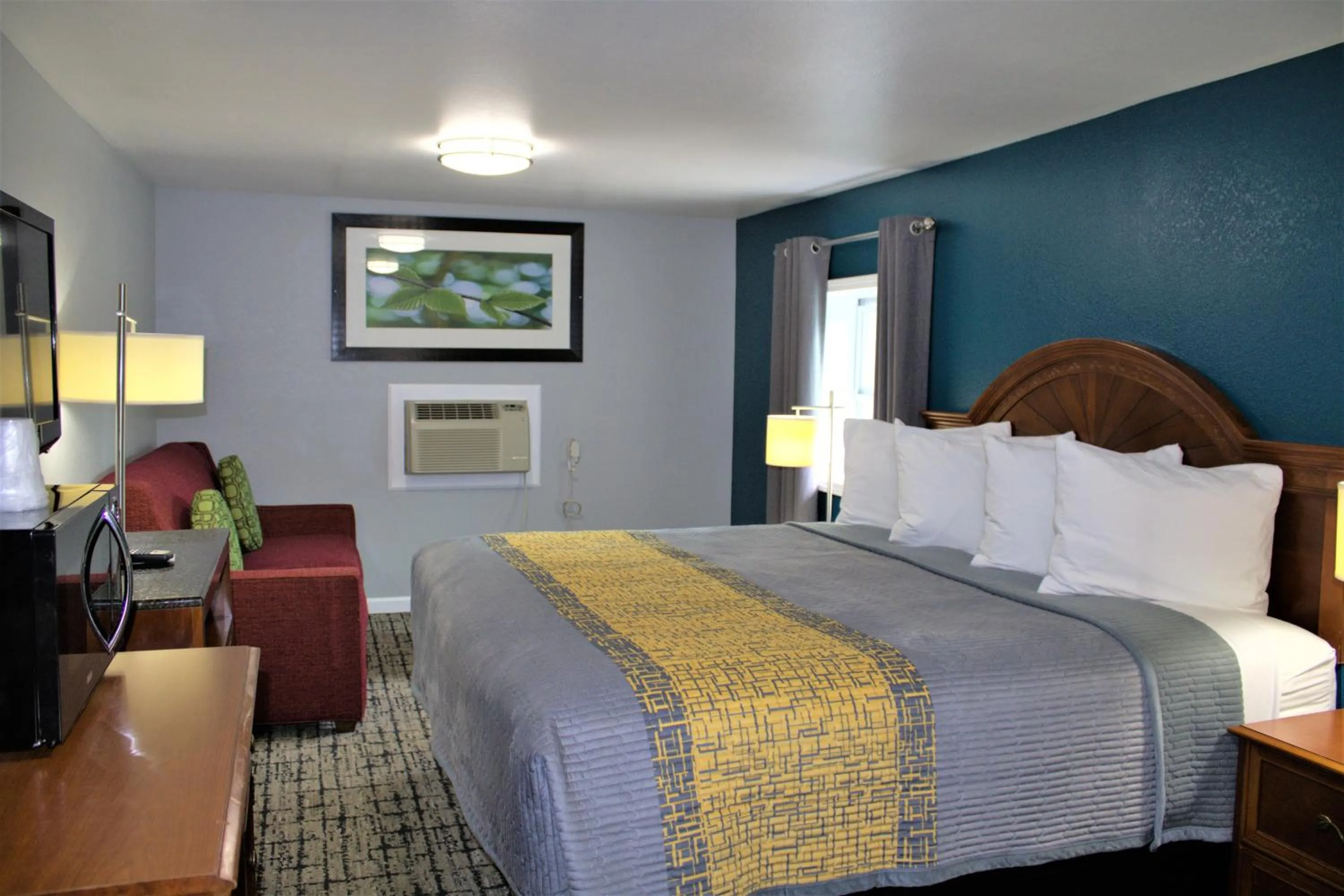 Bed in Hometowne Inn & Suites