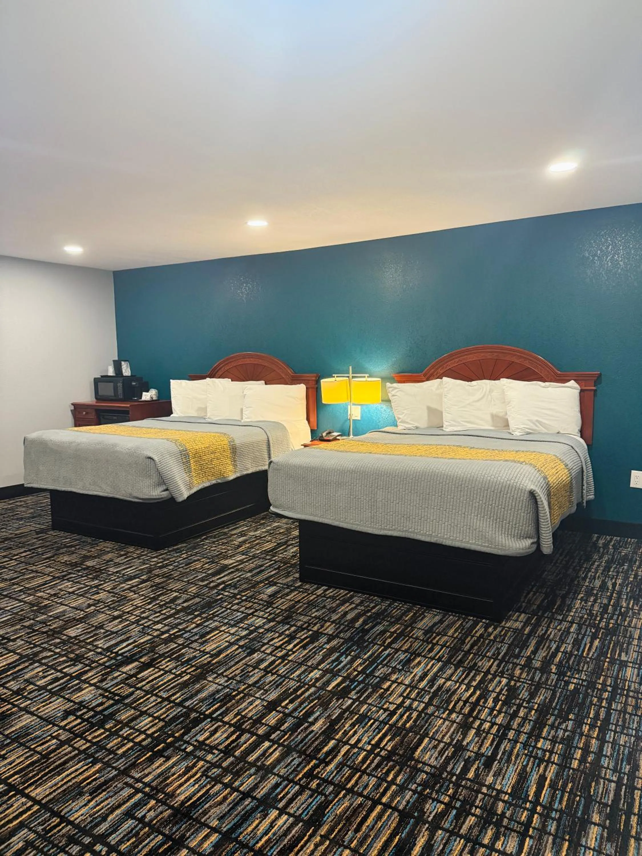 Bed in Hometowne Inn & Suites